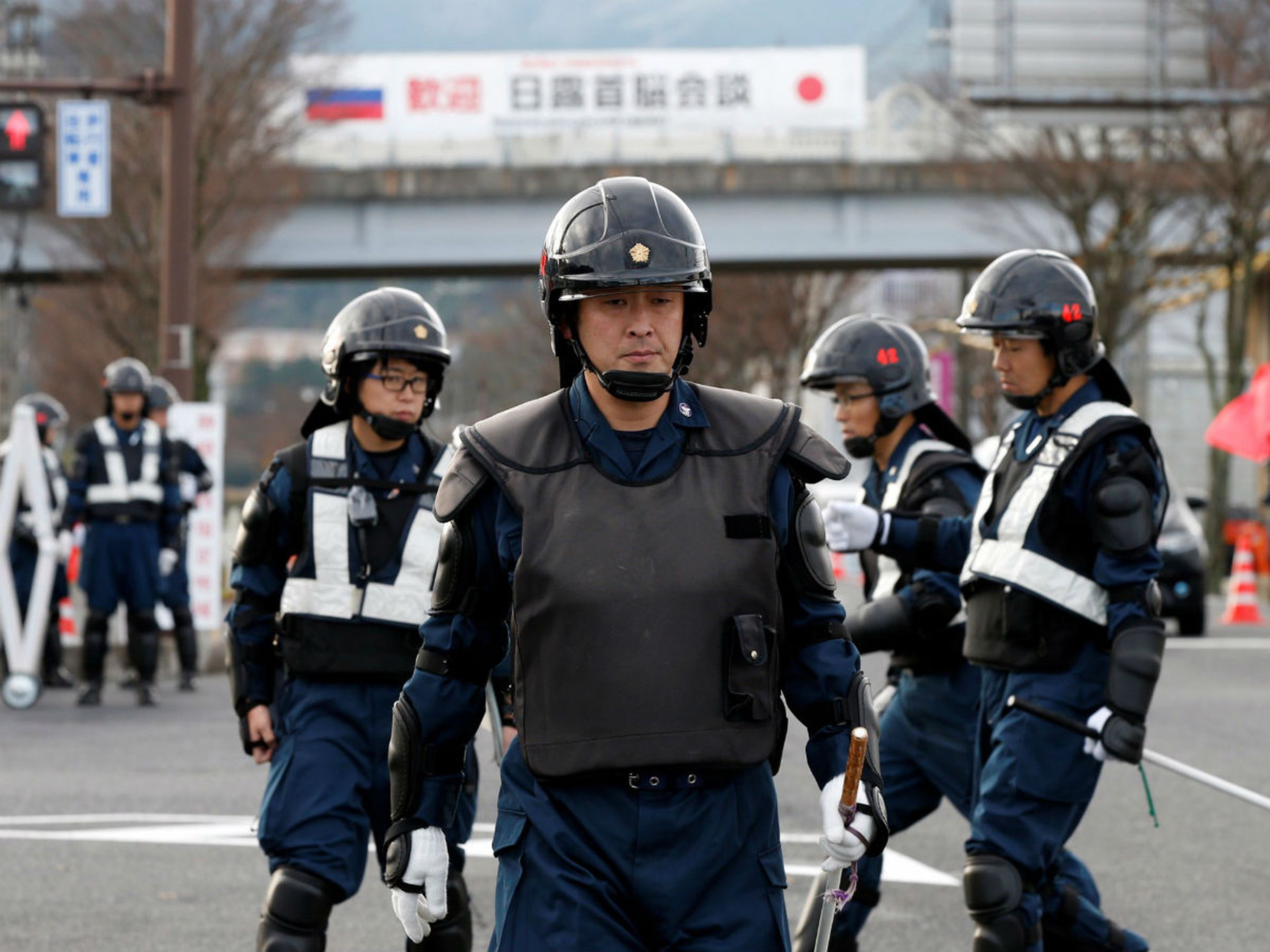 Incluso los antidisturbios en Japón no suelen recurrir al uso de armas y favorecer otros medios como las porras.