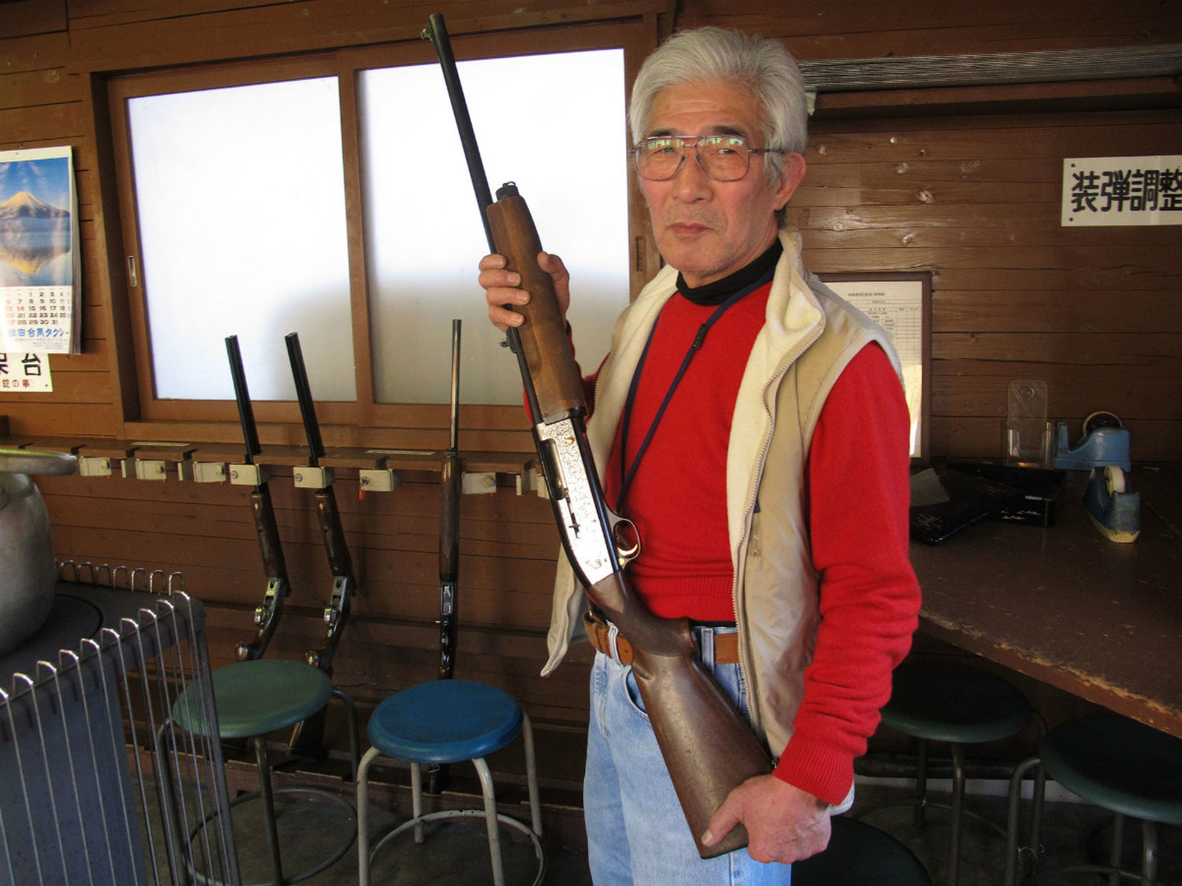 Un ciudadano japonés muestra una escopeta para explicar el control de armas.