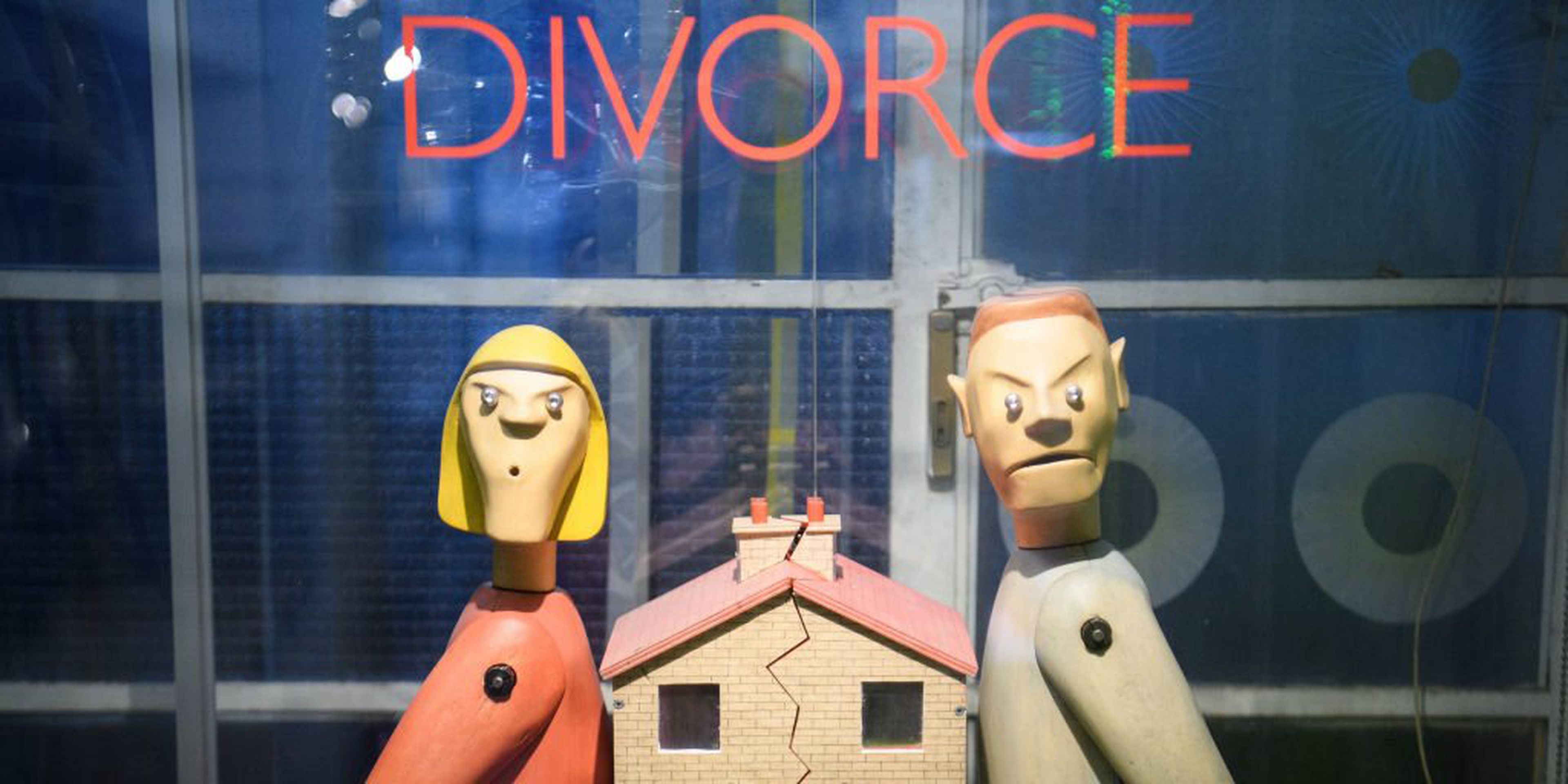Una especie de máquina de divorcios durante la exhibición 'Novelty Automation' celebrada en febrero de 2017 en Londres (Reino Unido).