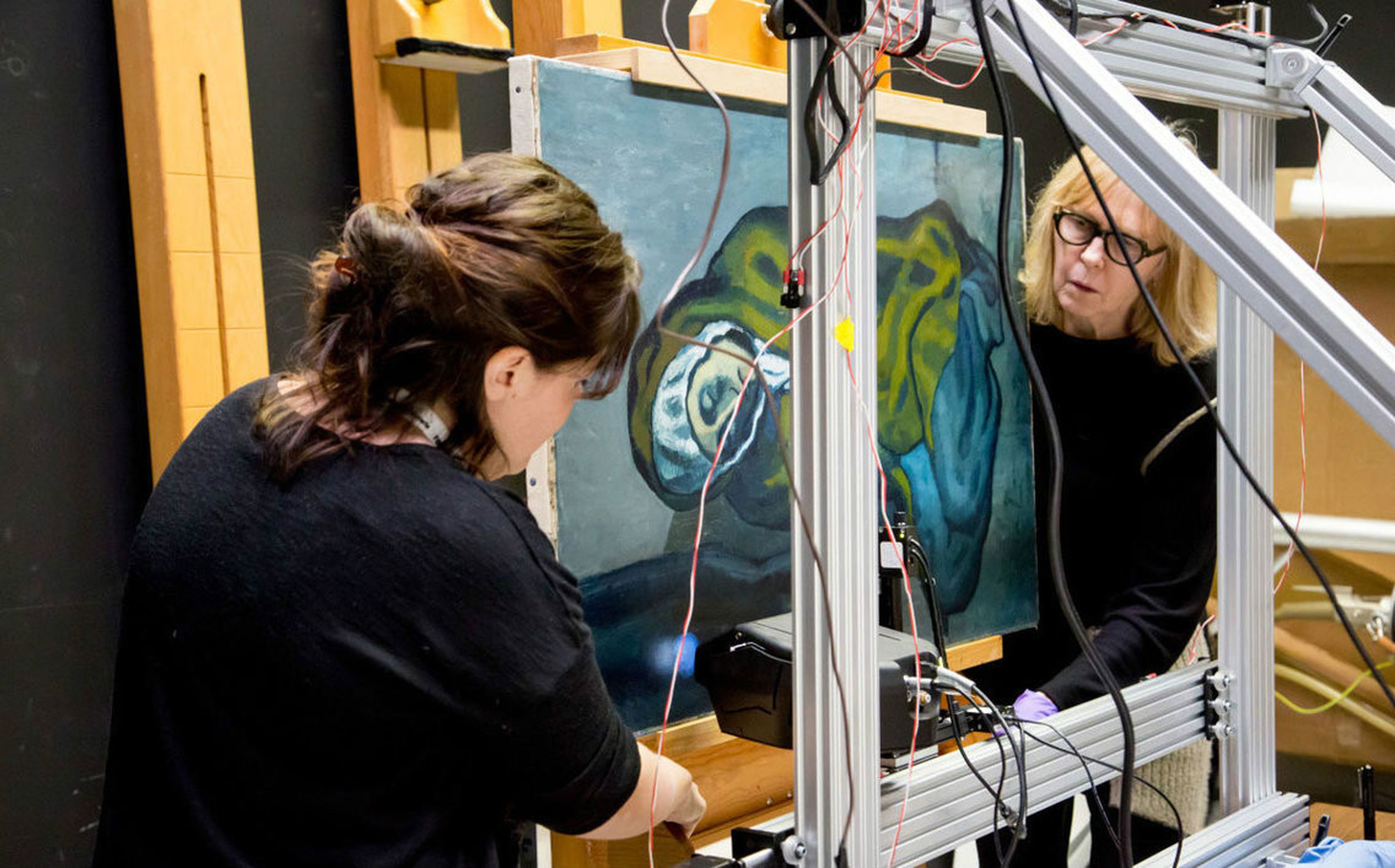 Investigadores de NU-ACCESS instalan una máquina portátil de rayos X en la Galería de Arte de Ontario (Canadá) para analizar el trabajo de Pablo Picasso.