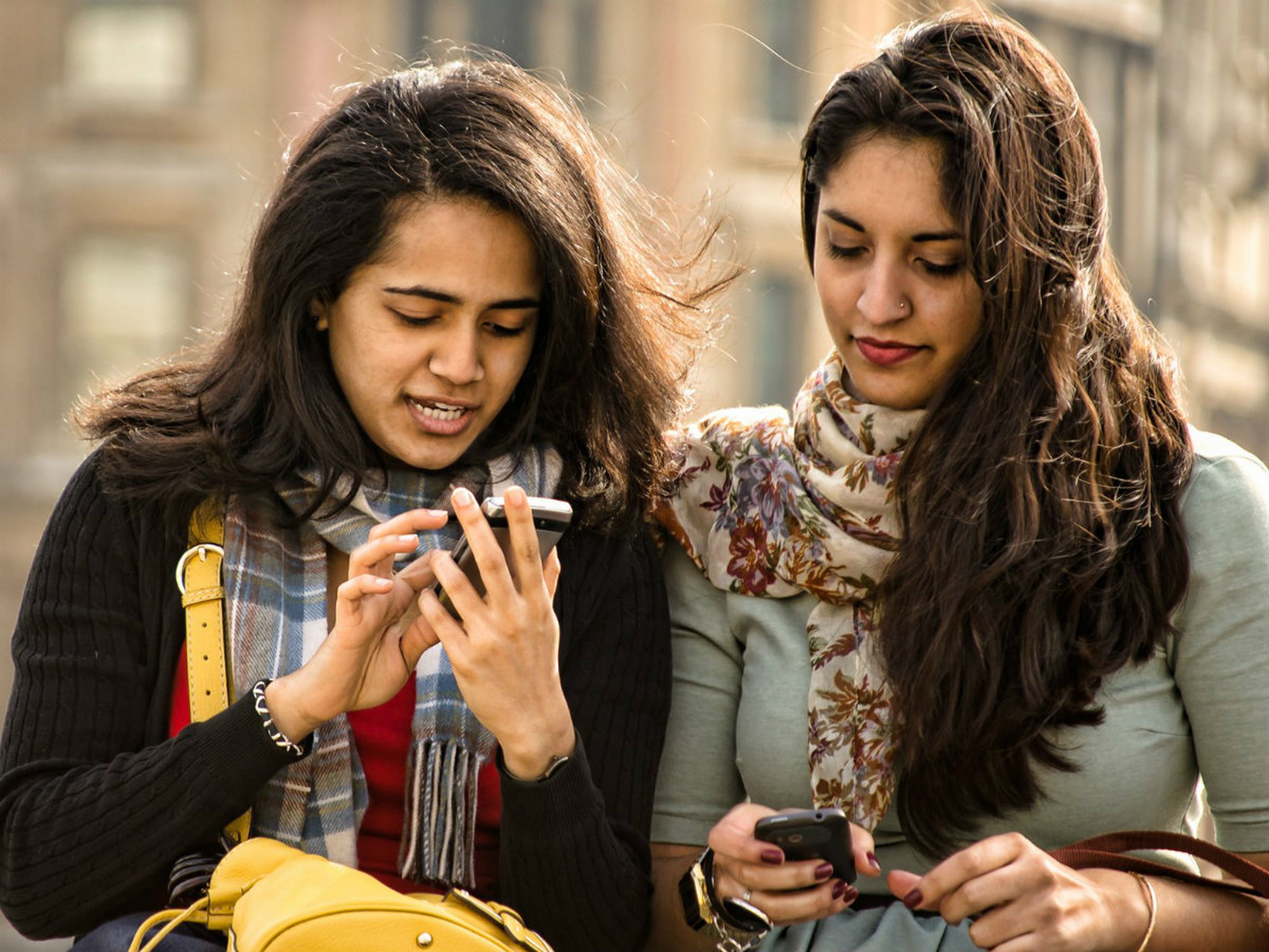 Dos mujeres con smartphones.