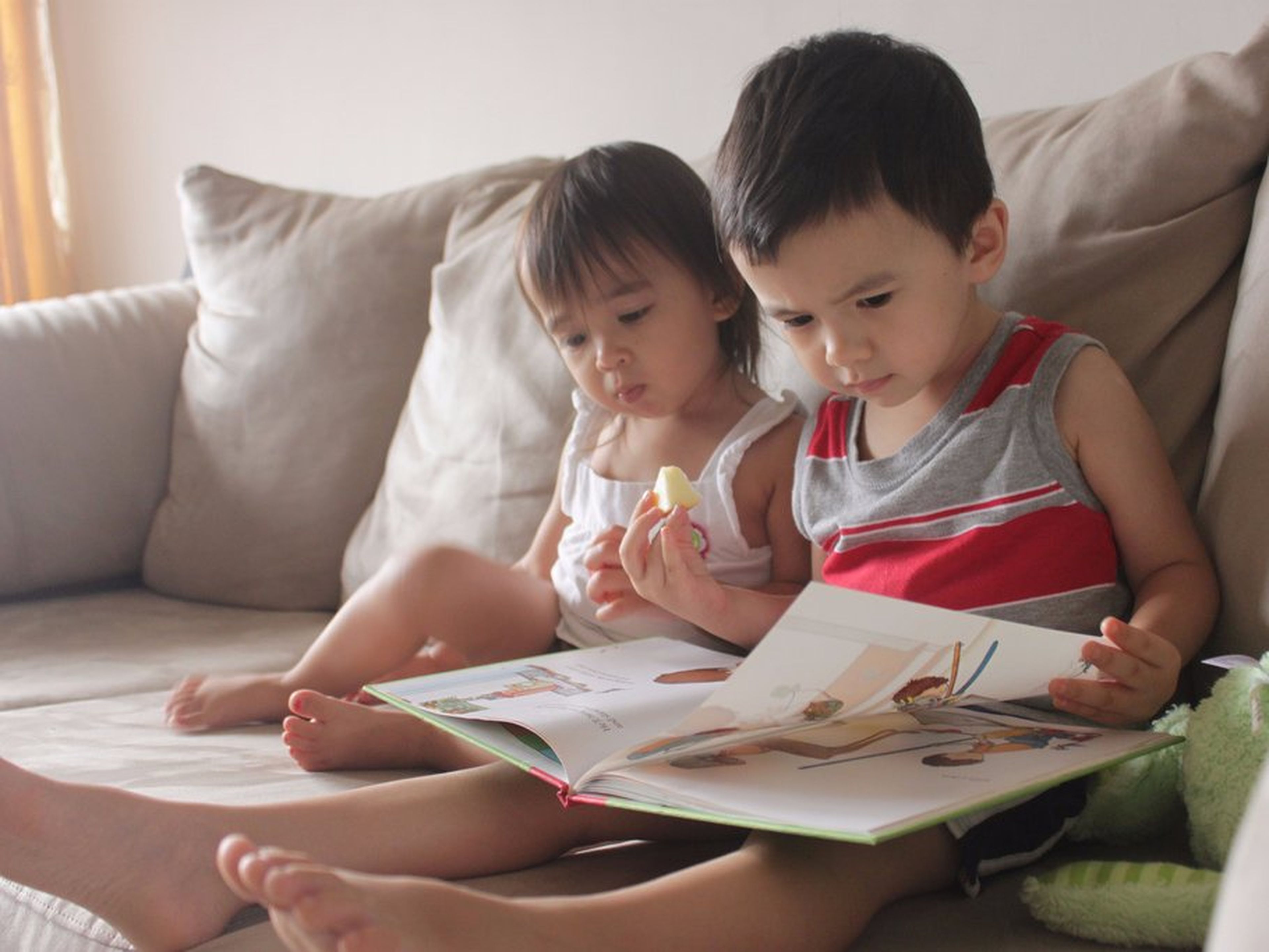 Dos niños leen