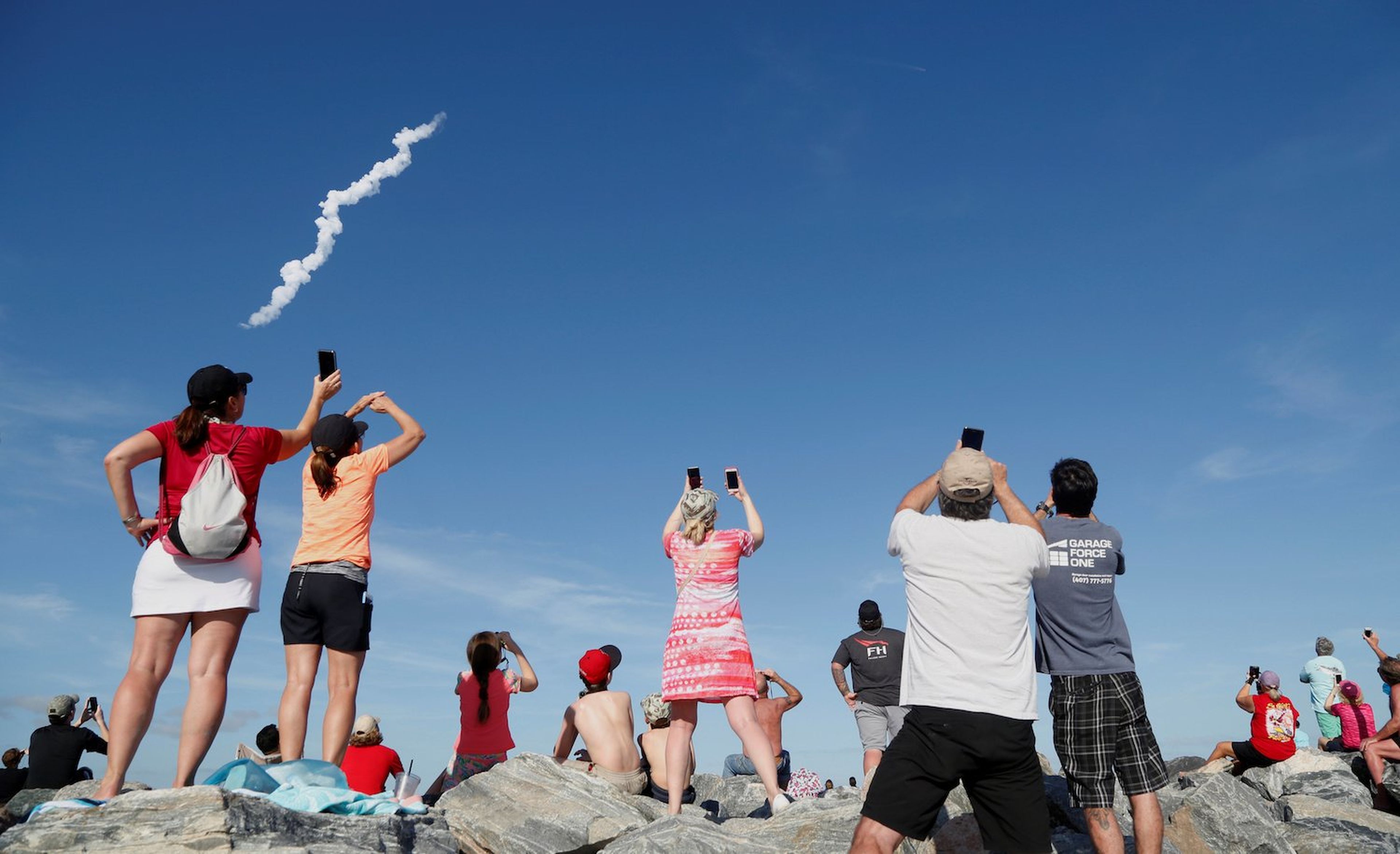 Espectadores en Cocoa Beach observan el primer lanzamiento del cohete Falcon Heavy de SpaceX desde el Centro Espacial Kennedy el pasado 6 de febrero de 2018.