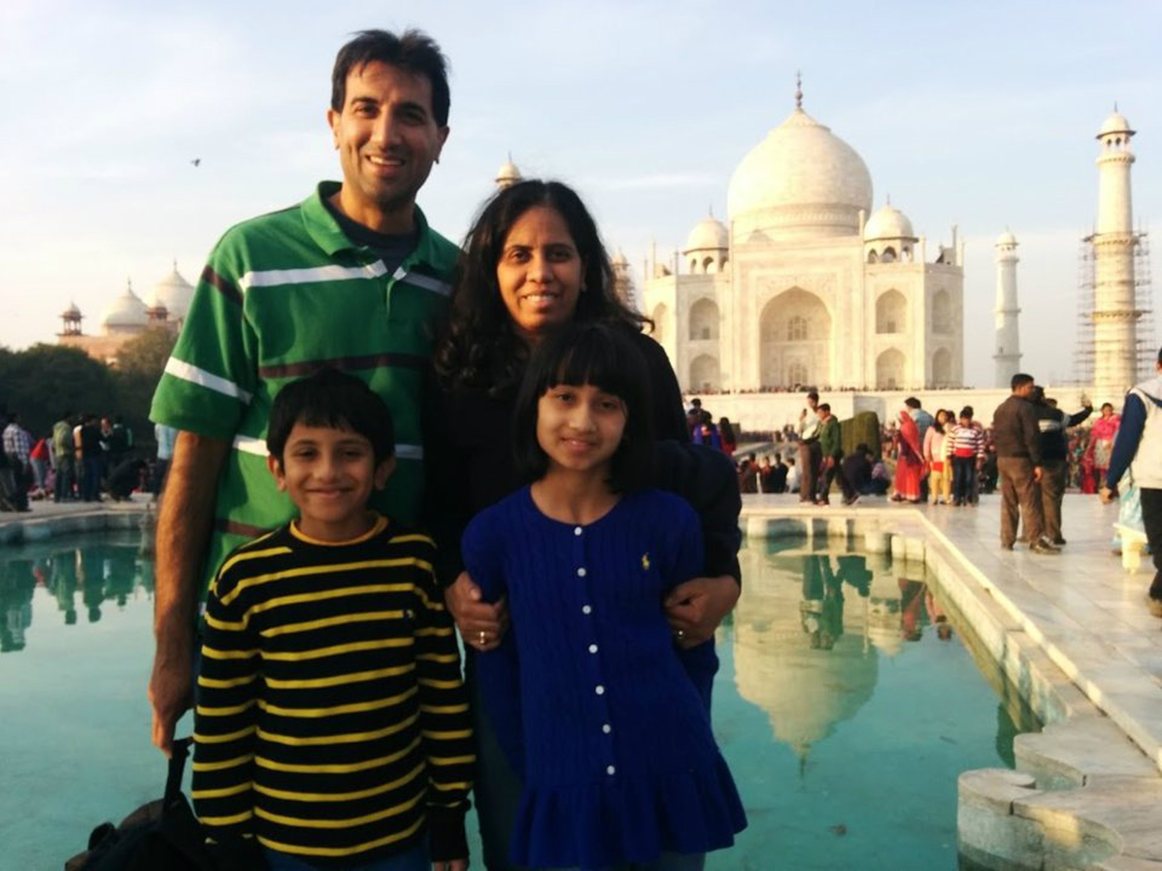 El ex trabajador de Google, Vijay Koduri (situado a la izquierda) junto a su familia en un viaje reciente a la India.