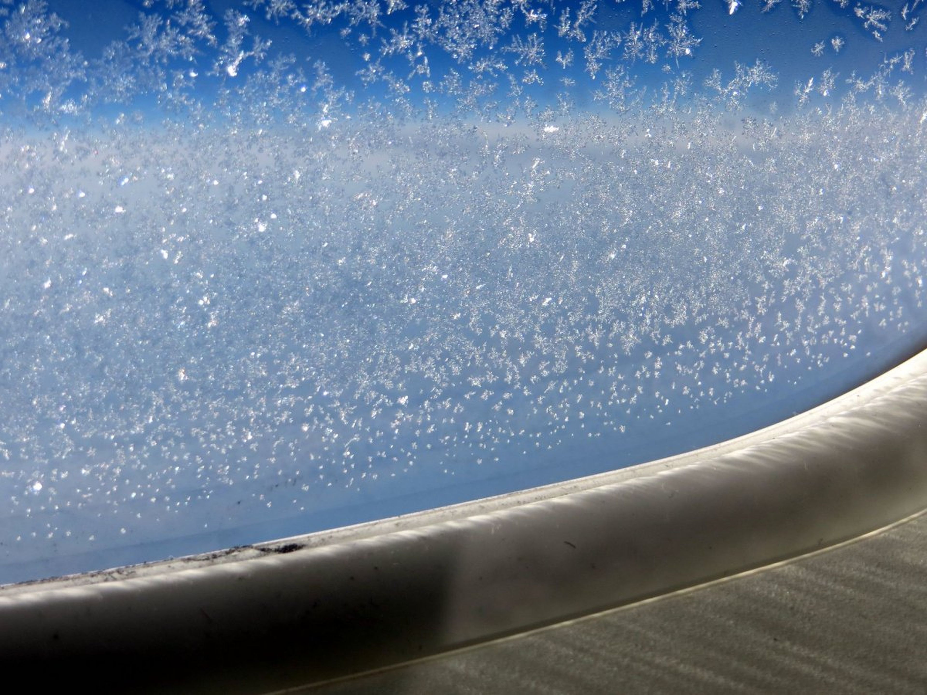 Hielo acumulado en la ventana de un avion
