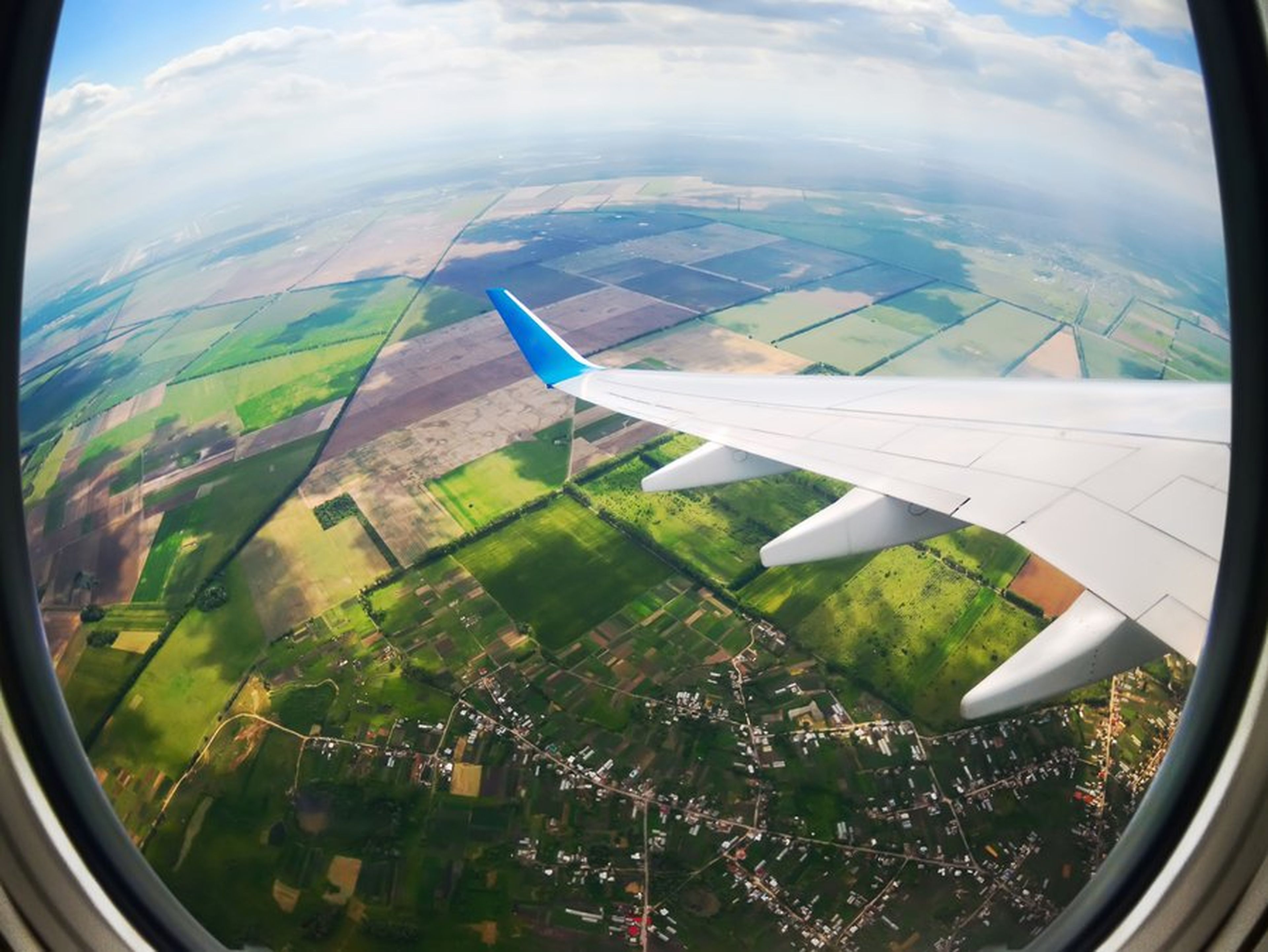 Imagen del ala de un avion en pleno vuelo desde el cielo