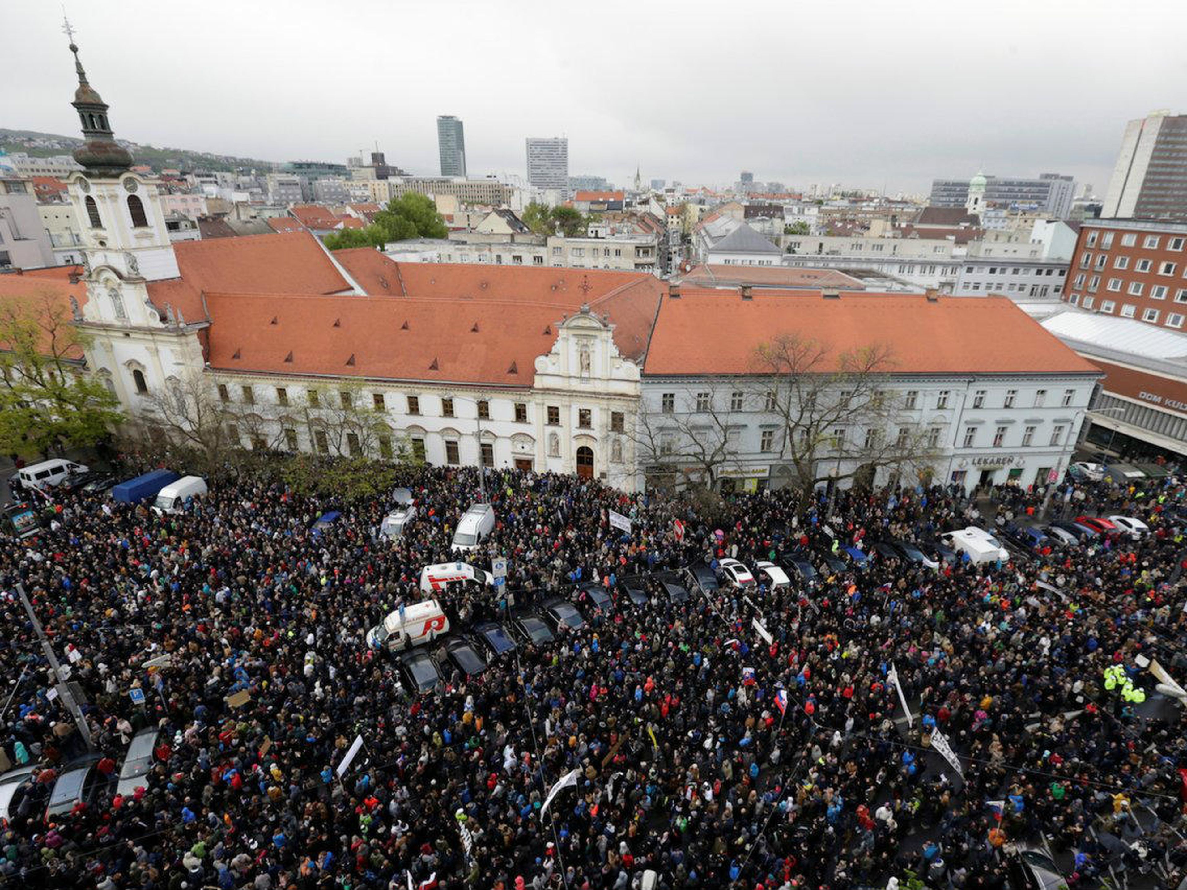 Imagen de una manifestación contra la corrupción en la que los ciudadanos exigieron la renuncia del Ministro del Interior y del jefe de policía en Bratislava (Eslovaquia) en abril de 2017.