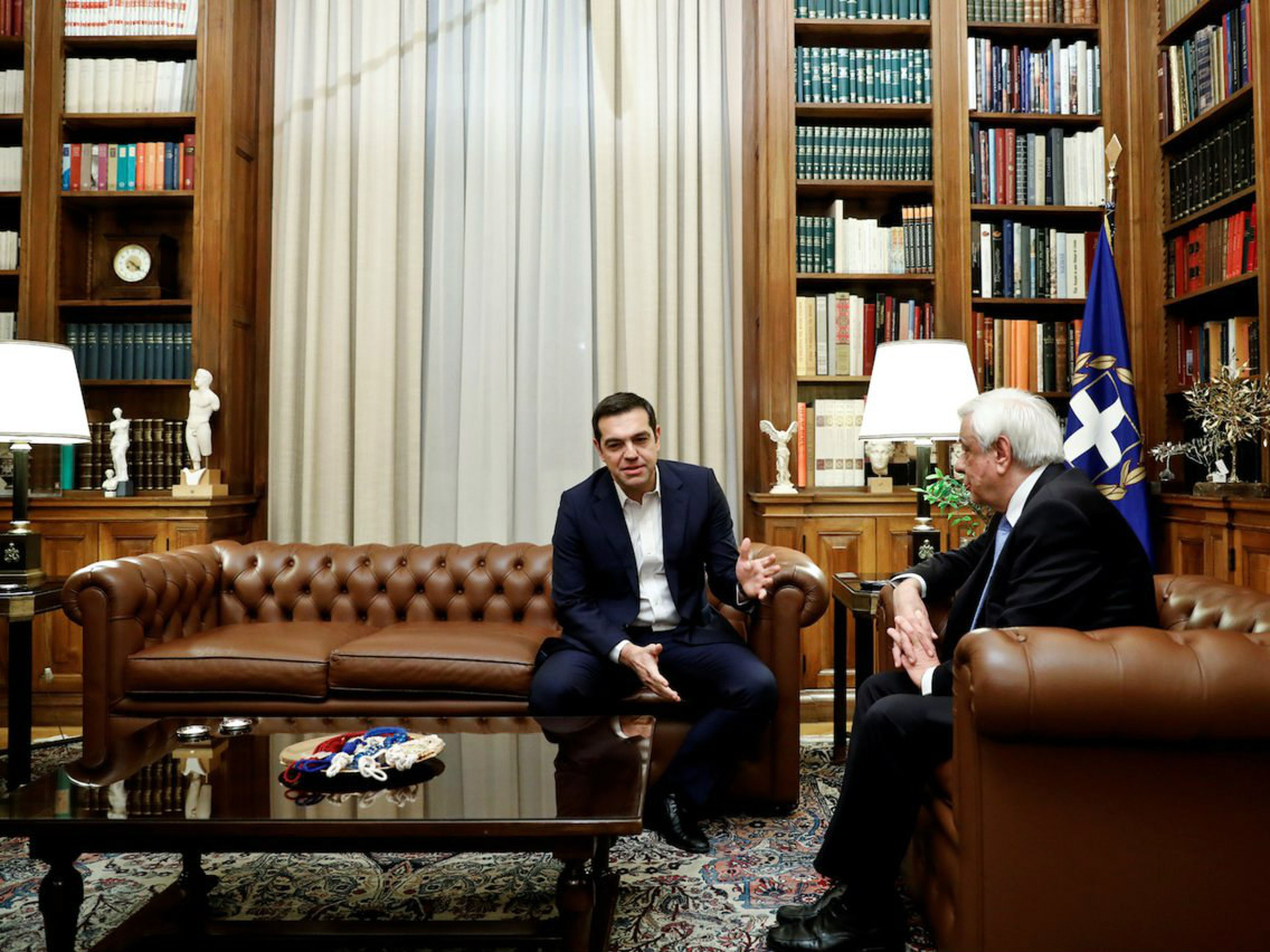 El primer ministro griego, Alexis Tsipras, reunido junto al presidente Prokopis Pavlopoulos en Atenas el pasado enero de 2018.