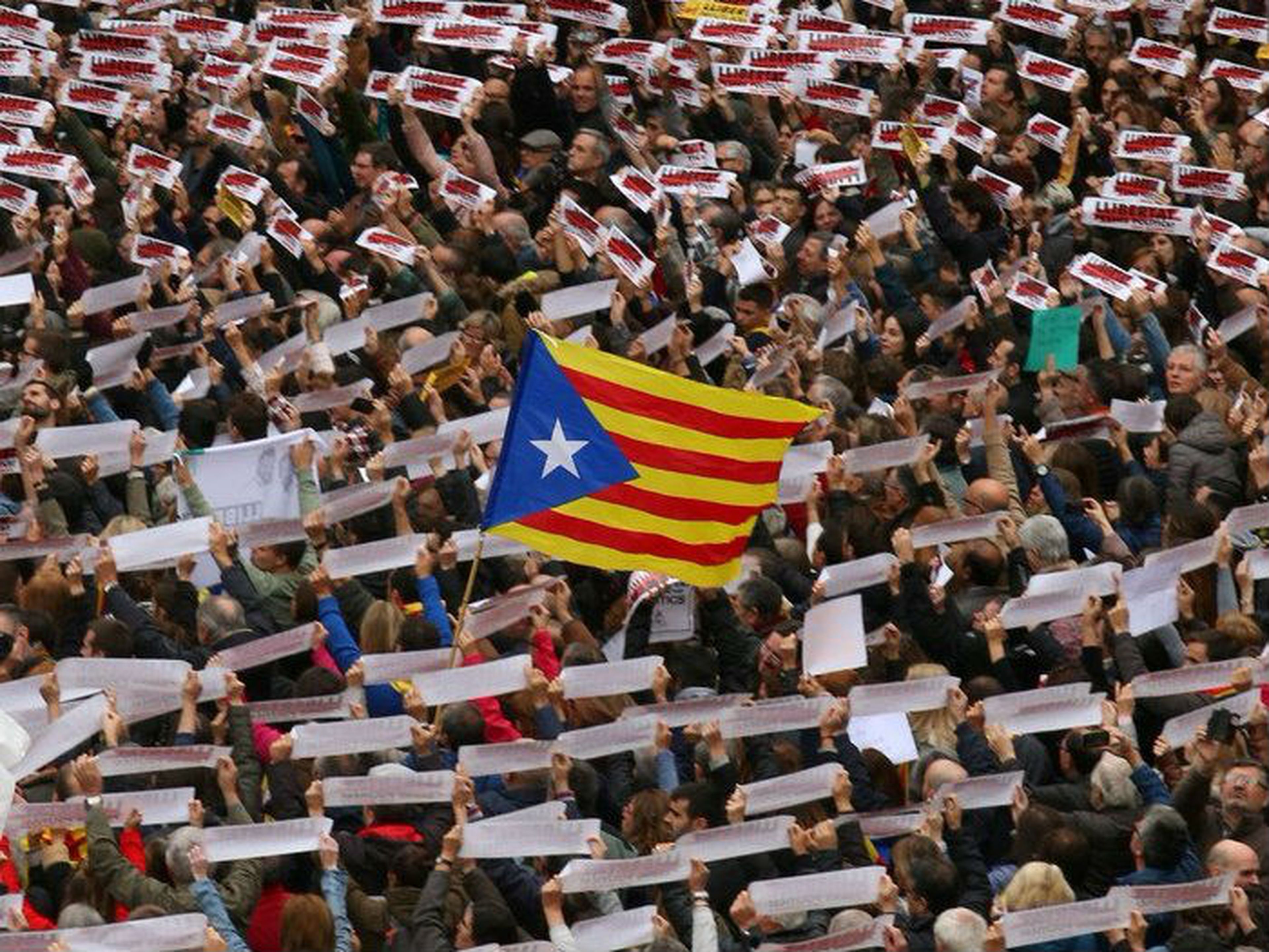 Protesta en la plaza Sant Jaume de Barcelona (España) durante los días posteriores al referéndum de independencia.