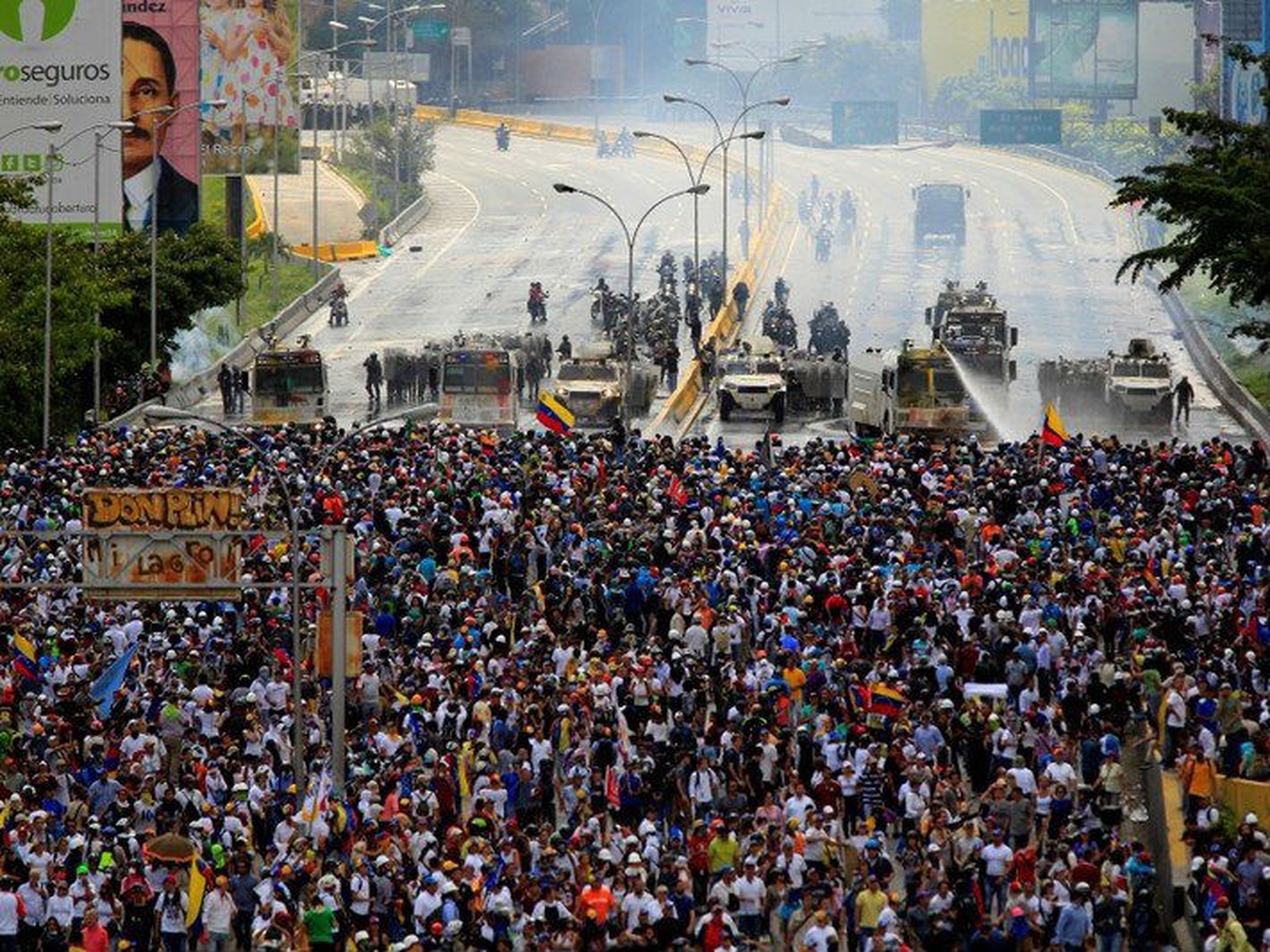 Enfrentamiento entre la policía y los manifestantes en contra del presidente de Venezuela, Nicolás Maduro, en Caracas.