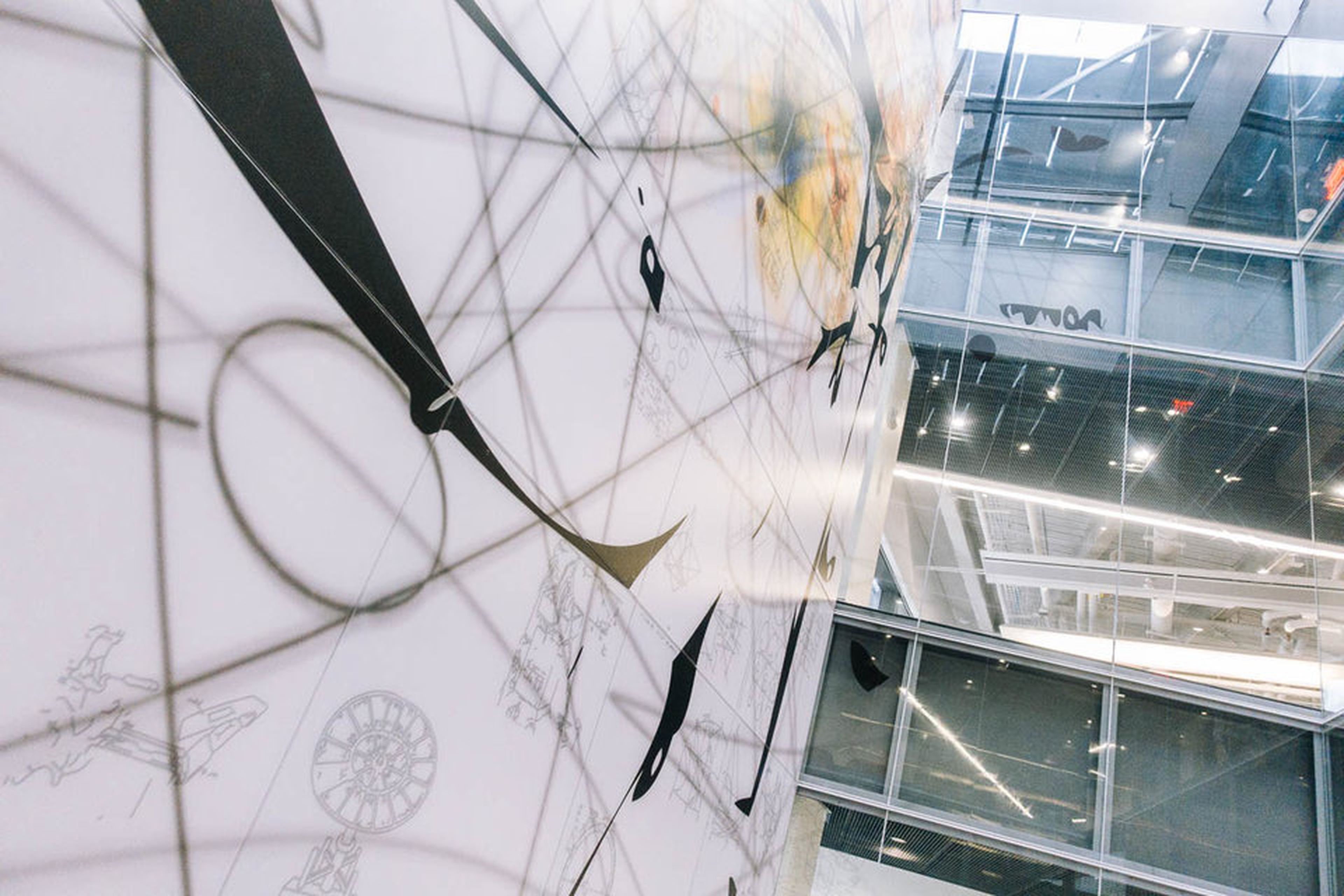 Un componente clave del diseño del Bloomberg Center es su "arte en arquitectura". Esta instalación de Matthew Ritchie llamada "Todo lo que se levanta debe converger" domina el atrio de cuatro pisos.