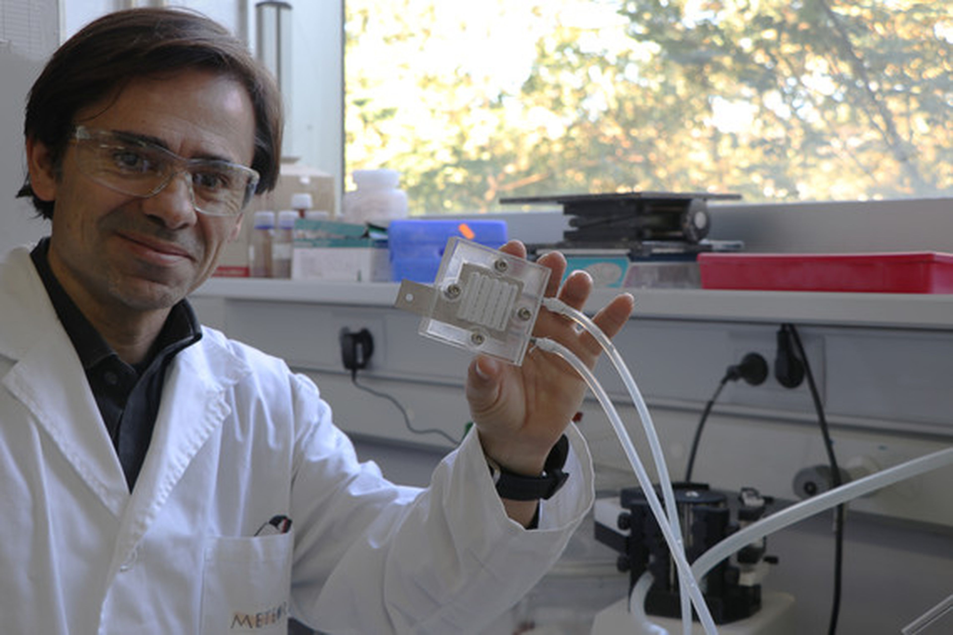 El investigador Ricard Garcia-Valls muestra el dispositivo que captura CO2 y genera metanol y otros productos.