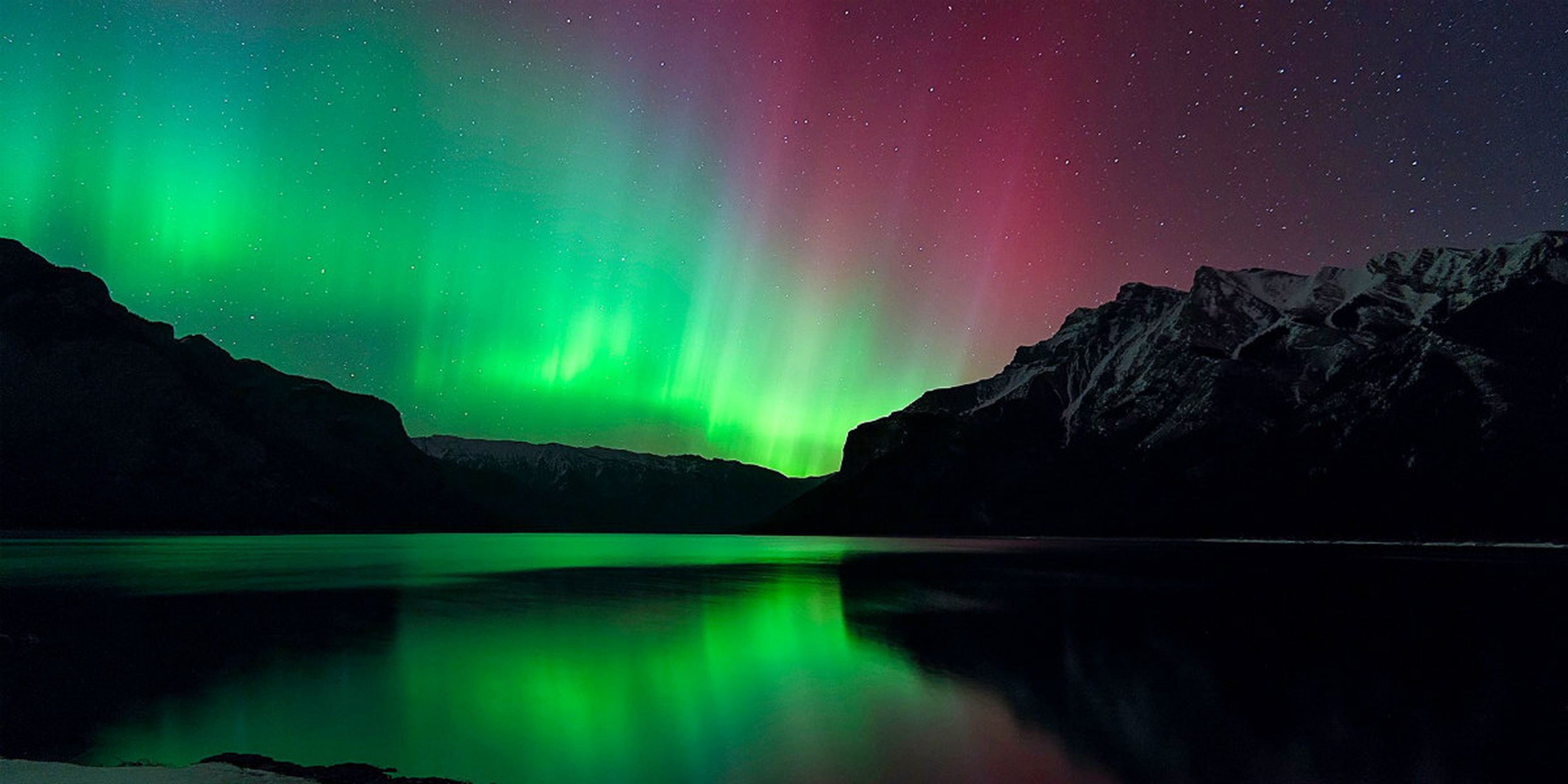 La aurora boreal es una muestra visible de partículas atómicas cargadas eléctricamente procedentes del Sol que interactúan con el campo magnético de la Tierra.
