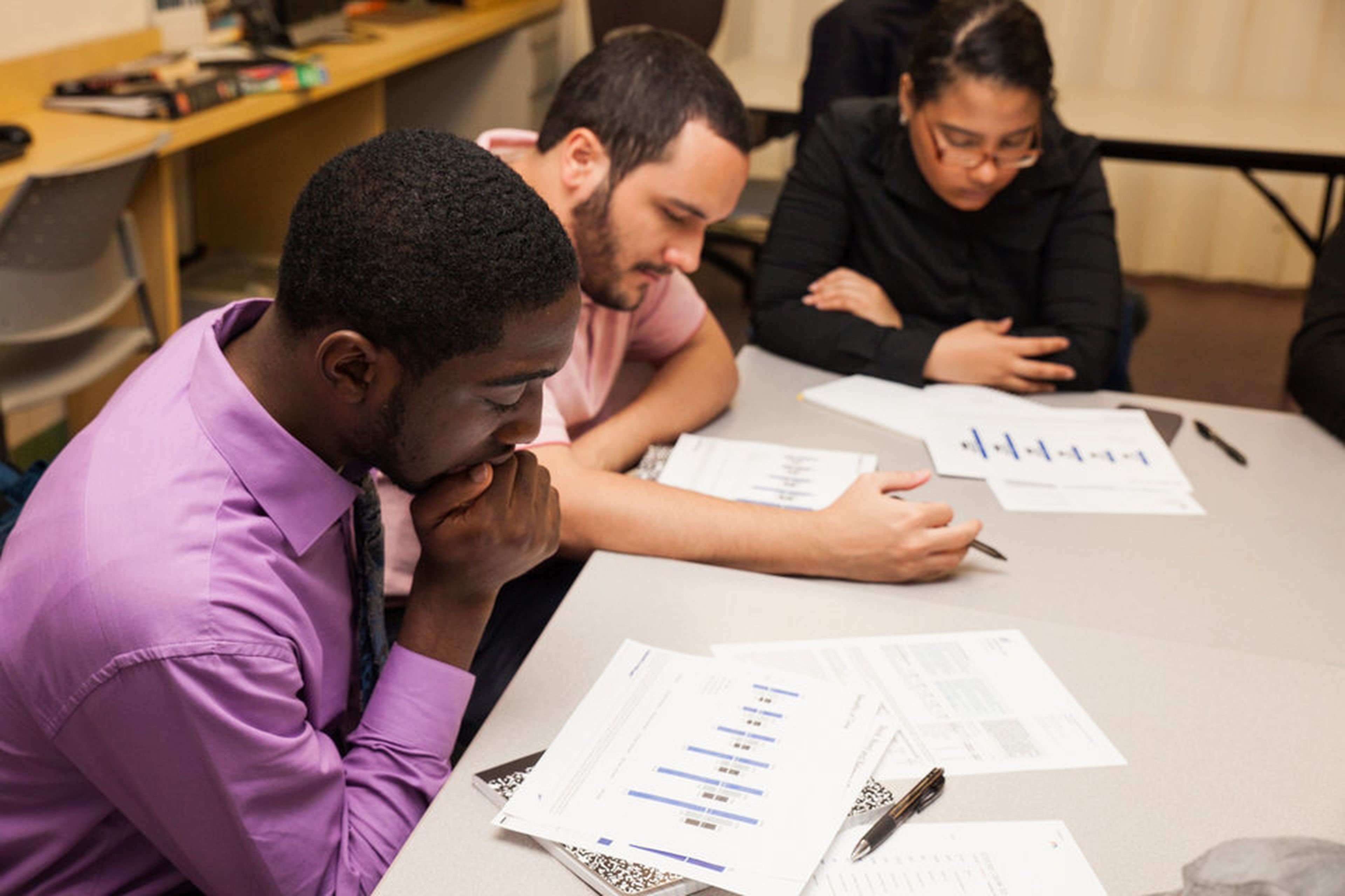 Estudiantes en el centro joven del Bronx aprenden sobre finanzas y aumentar su fortuna.