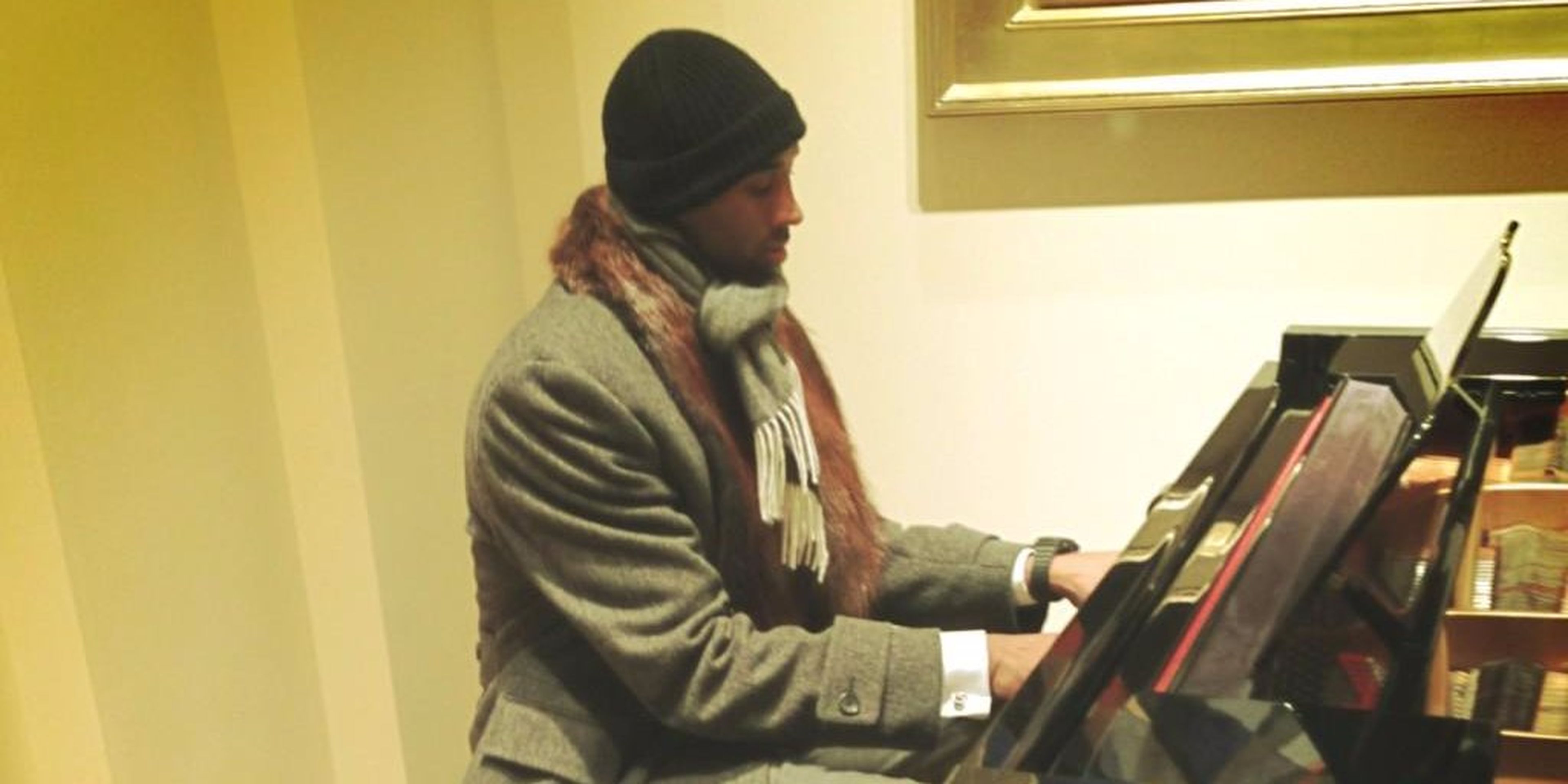 Kobe Bryant tocando el piano