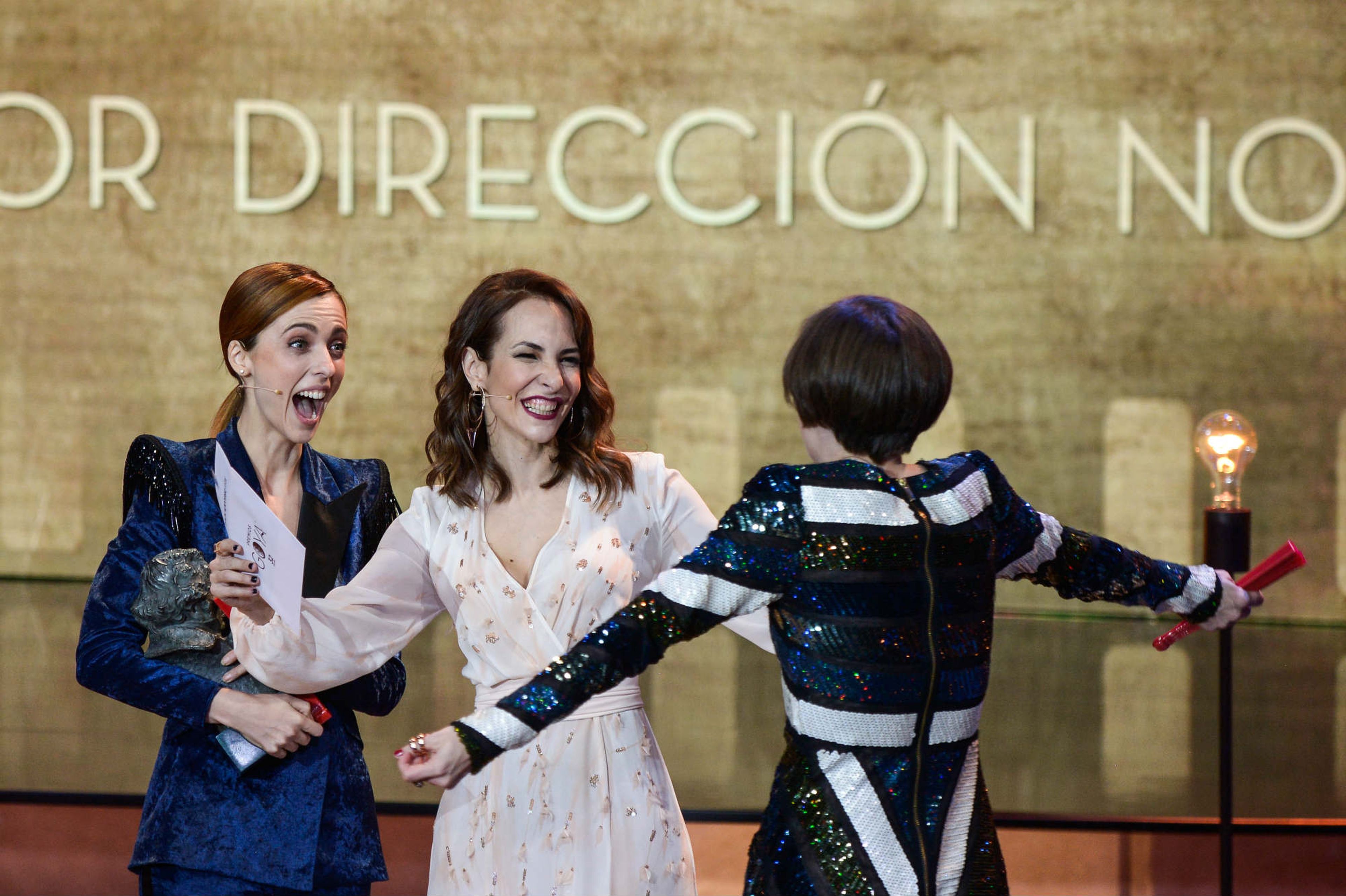 Leticia Dolera y Paula Ortiz entregan el Goya a Mejor direccion novel a Carla Simón por 'Verano 1993'.