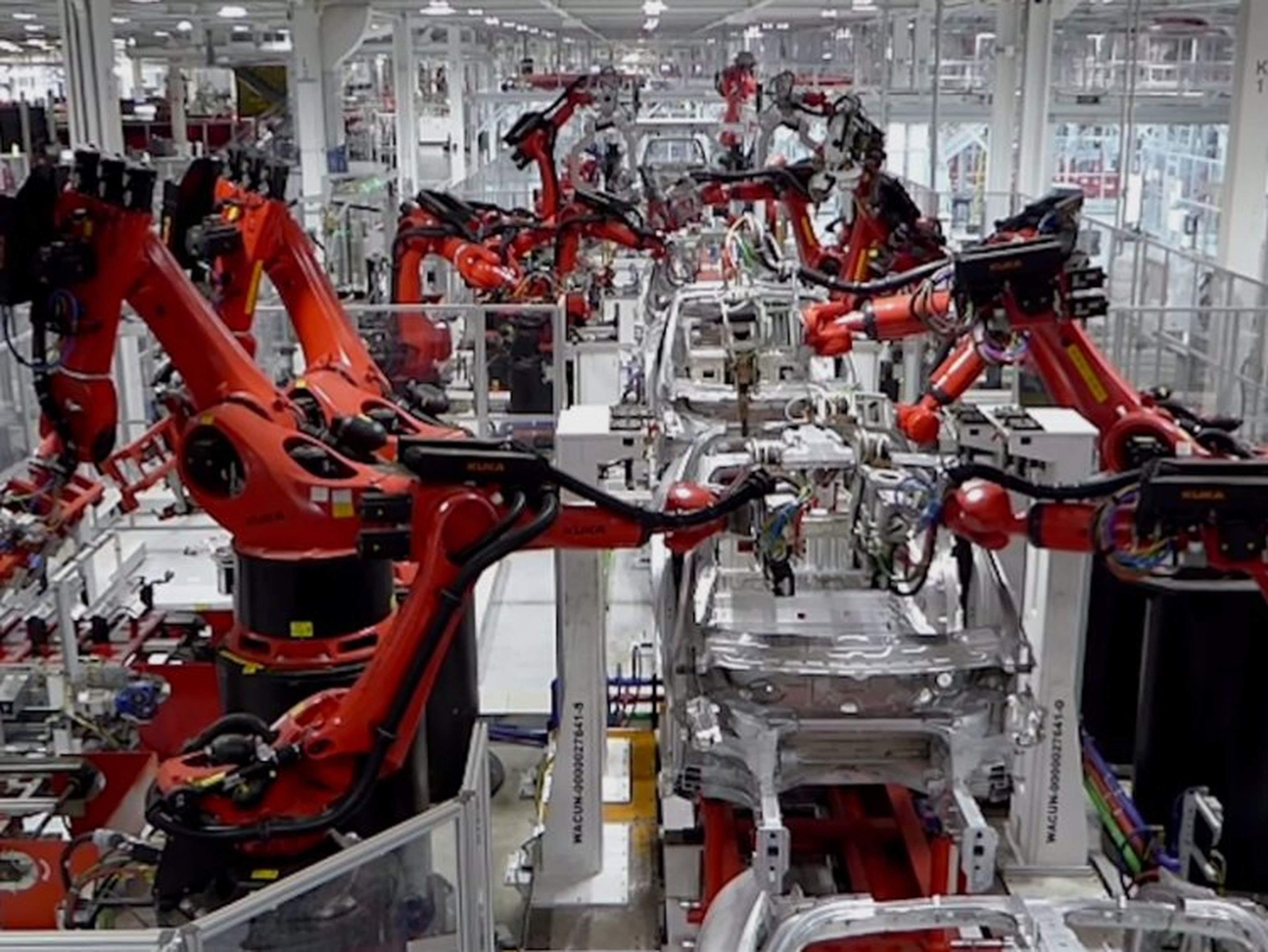 Maquinas robots fabrican productos en una cadena de produccion