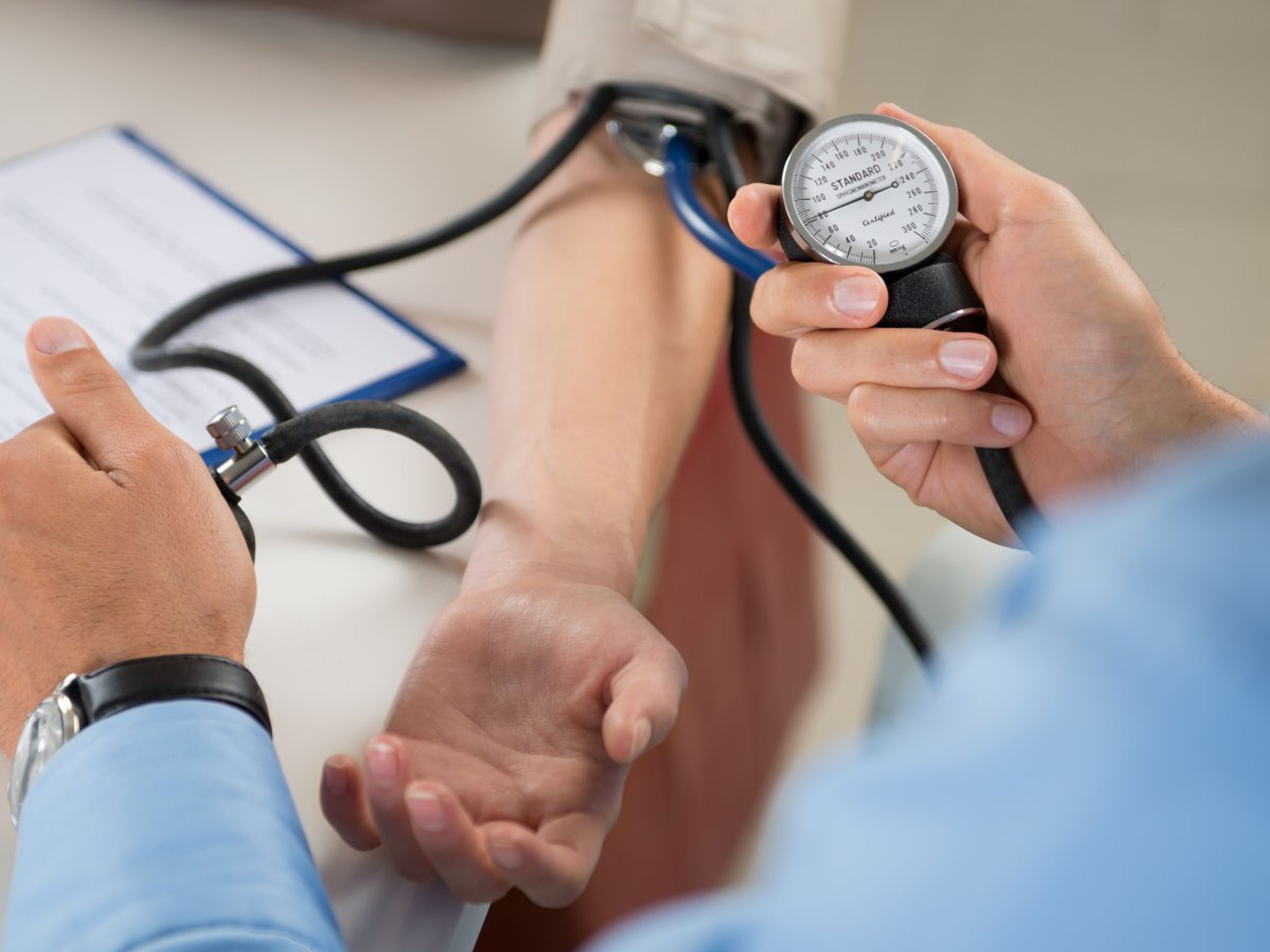 Médico midiendo presión arterial