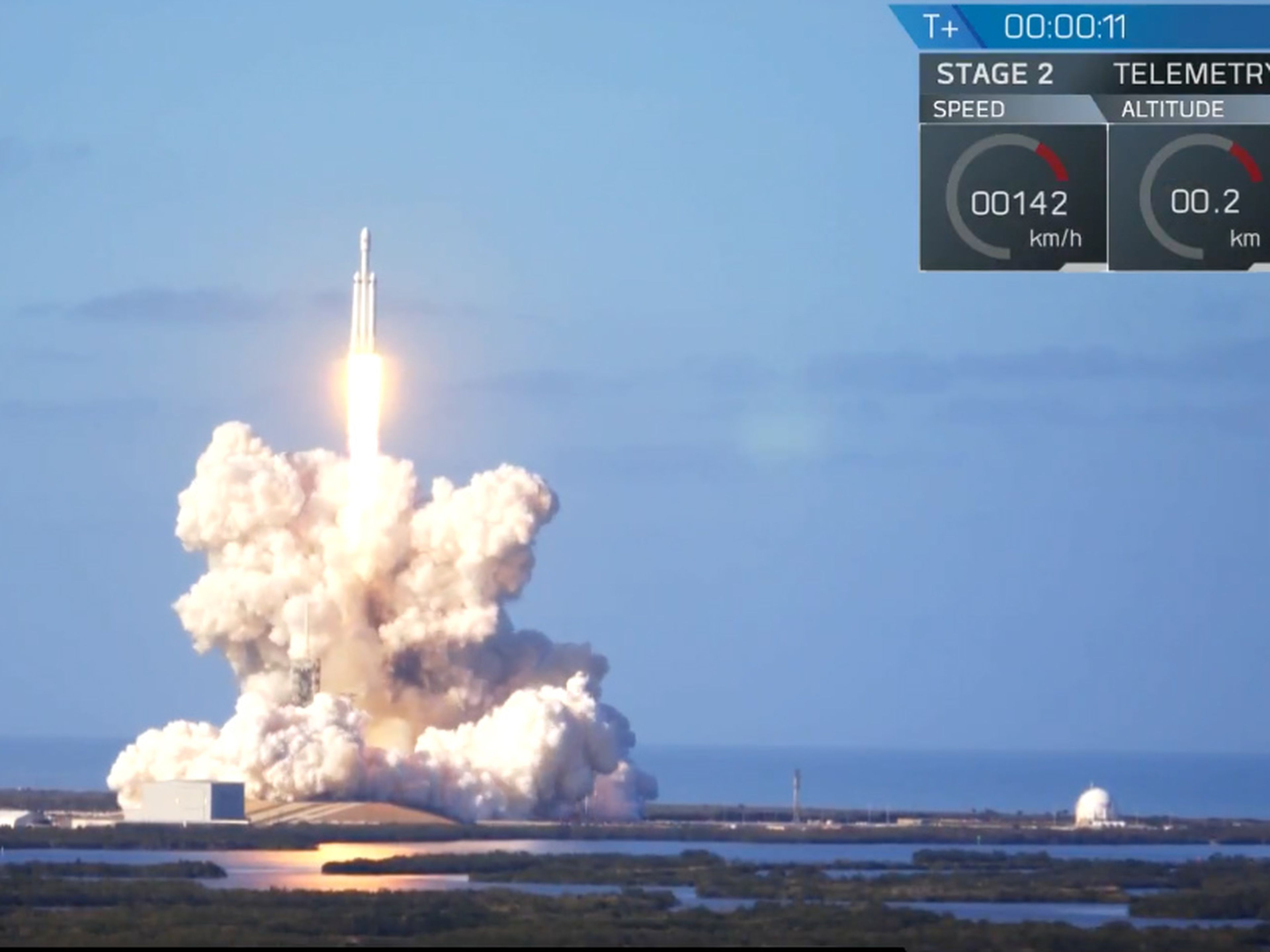 Un momento del lanzamiento del cohete Falcon Heavy en Cabo Cañaveral (Florida, EE. UU.).