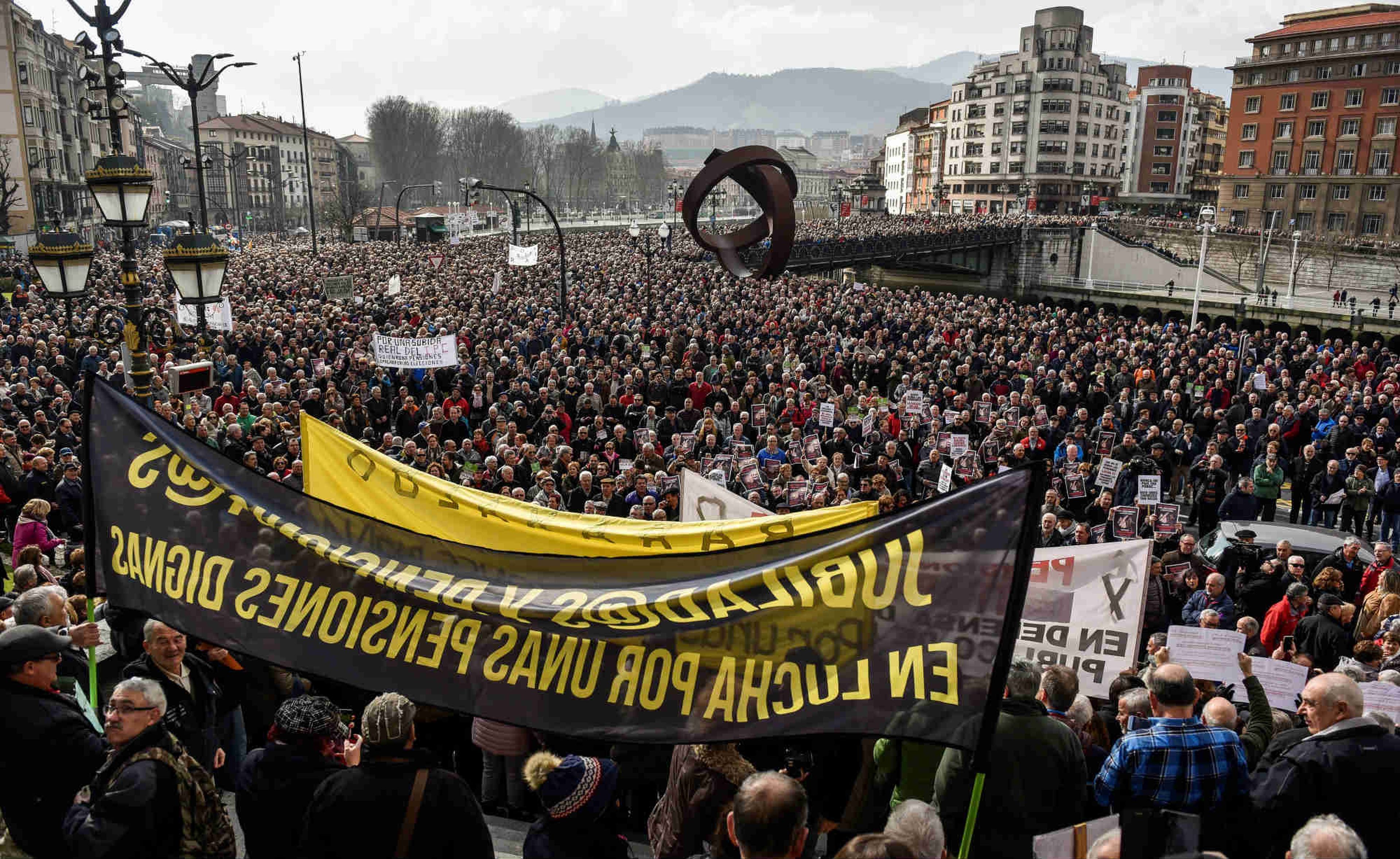 Miles de jubilados y pensionistas,convicados por la plataforma de asociaciones de jubilados, viudas y pensionistas de Bizkaia ,se han manifestado este jueves 22 de febrero por las calles de Bilbao (Vizcaya).
