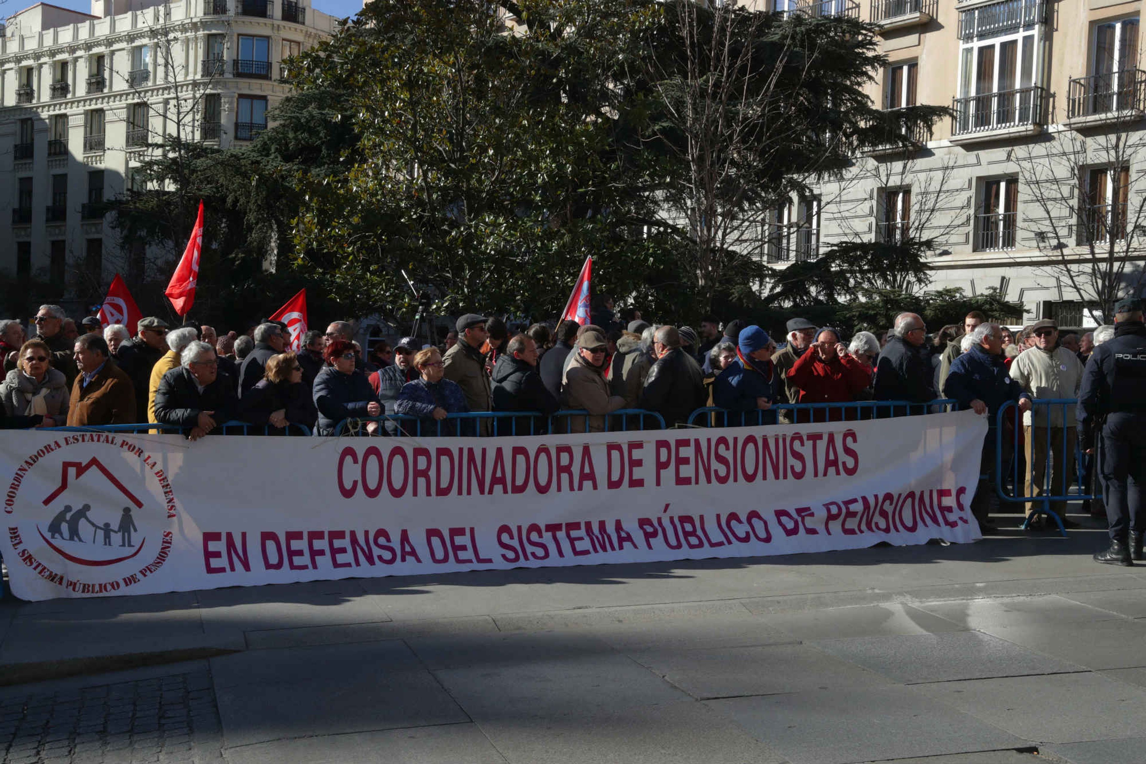 Miles de jubilados, que secundan una concentración en defensa del sistema público de pensiones, han cortado hoy la Carrera de San Jerónimo en Madrid.