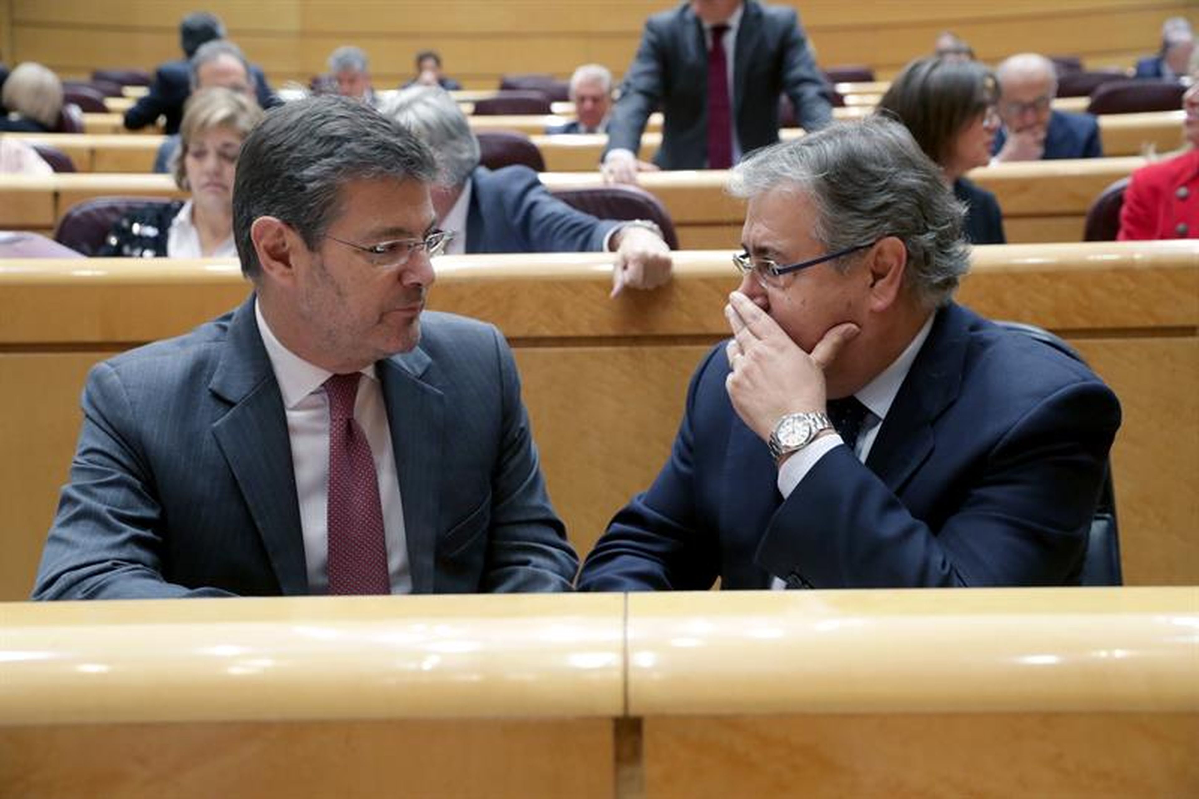 Los ministros de Justicia y de Interior, Rafael Catalá y Juan Ignacio Zoido, durante la sesión de control al Gobierno celebrada en el Senado esta semana.