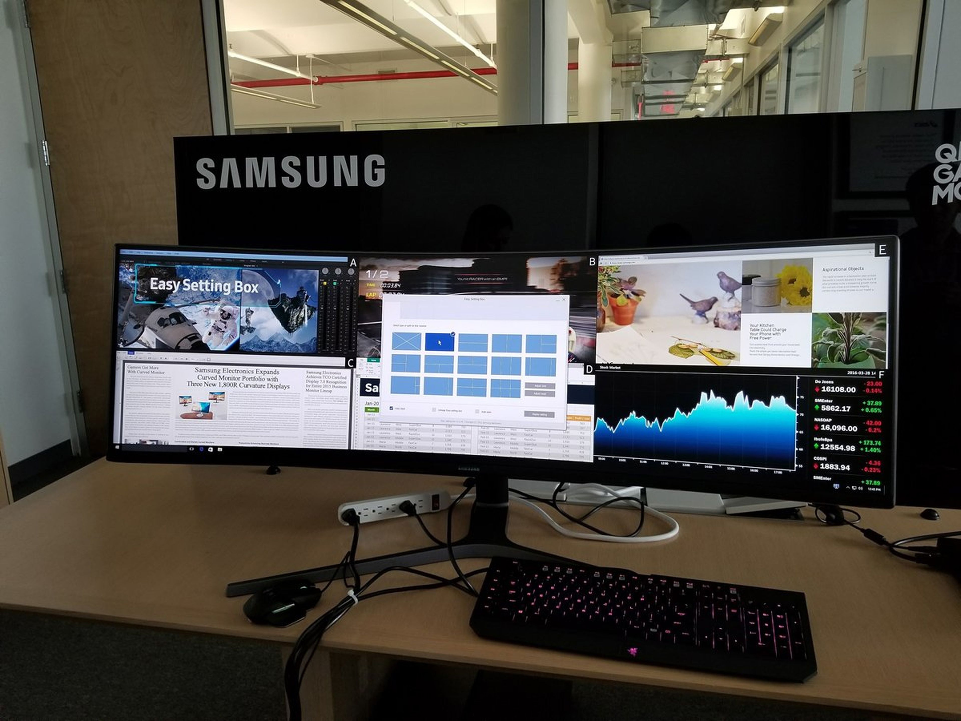 El monitor ultrapanorámico de Samsung trabajando con múltiples ventanas a la vez.