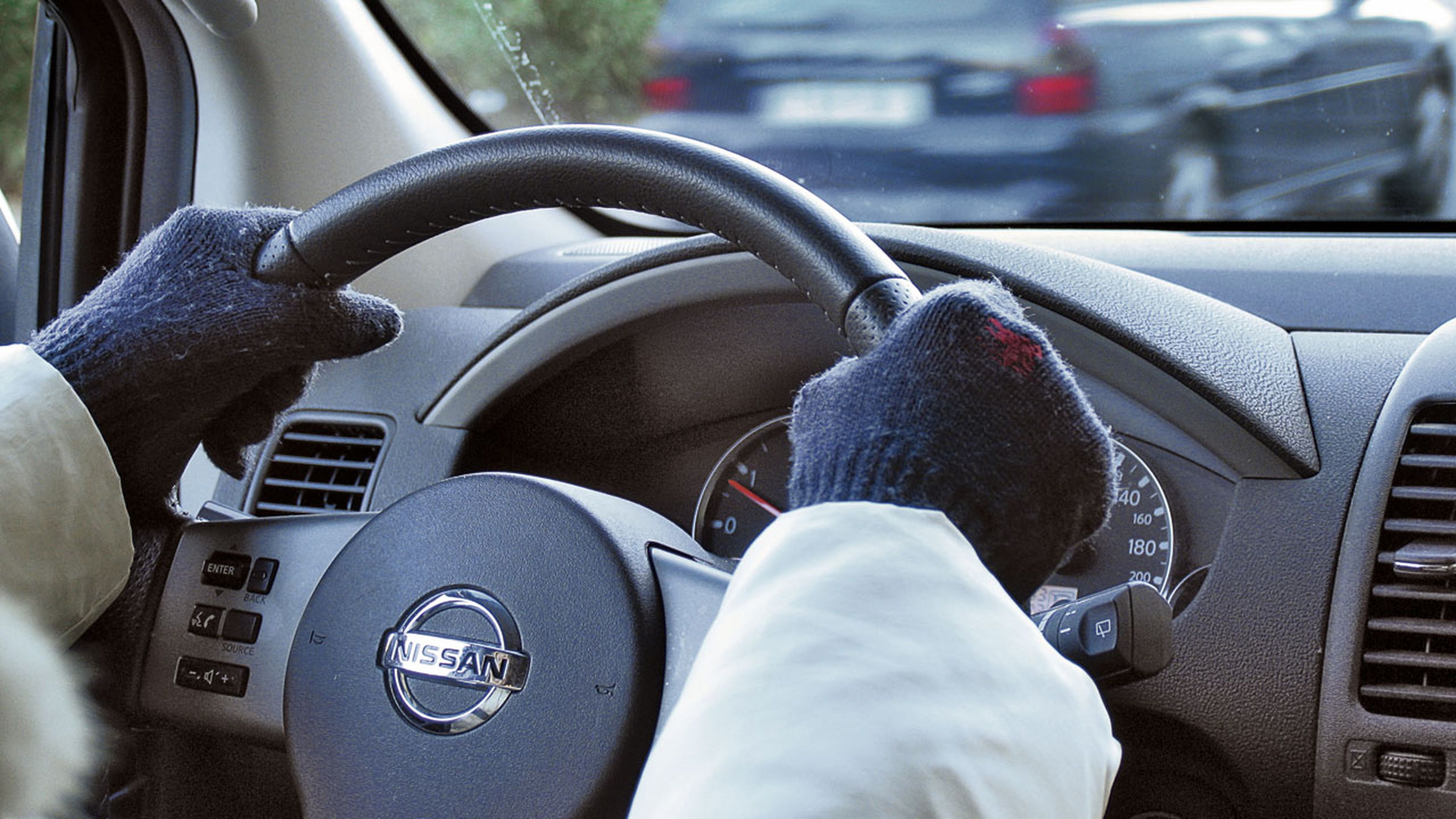 No se debe conducir con guantes y abrigo: impiden los movimientos al volante.