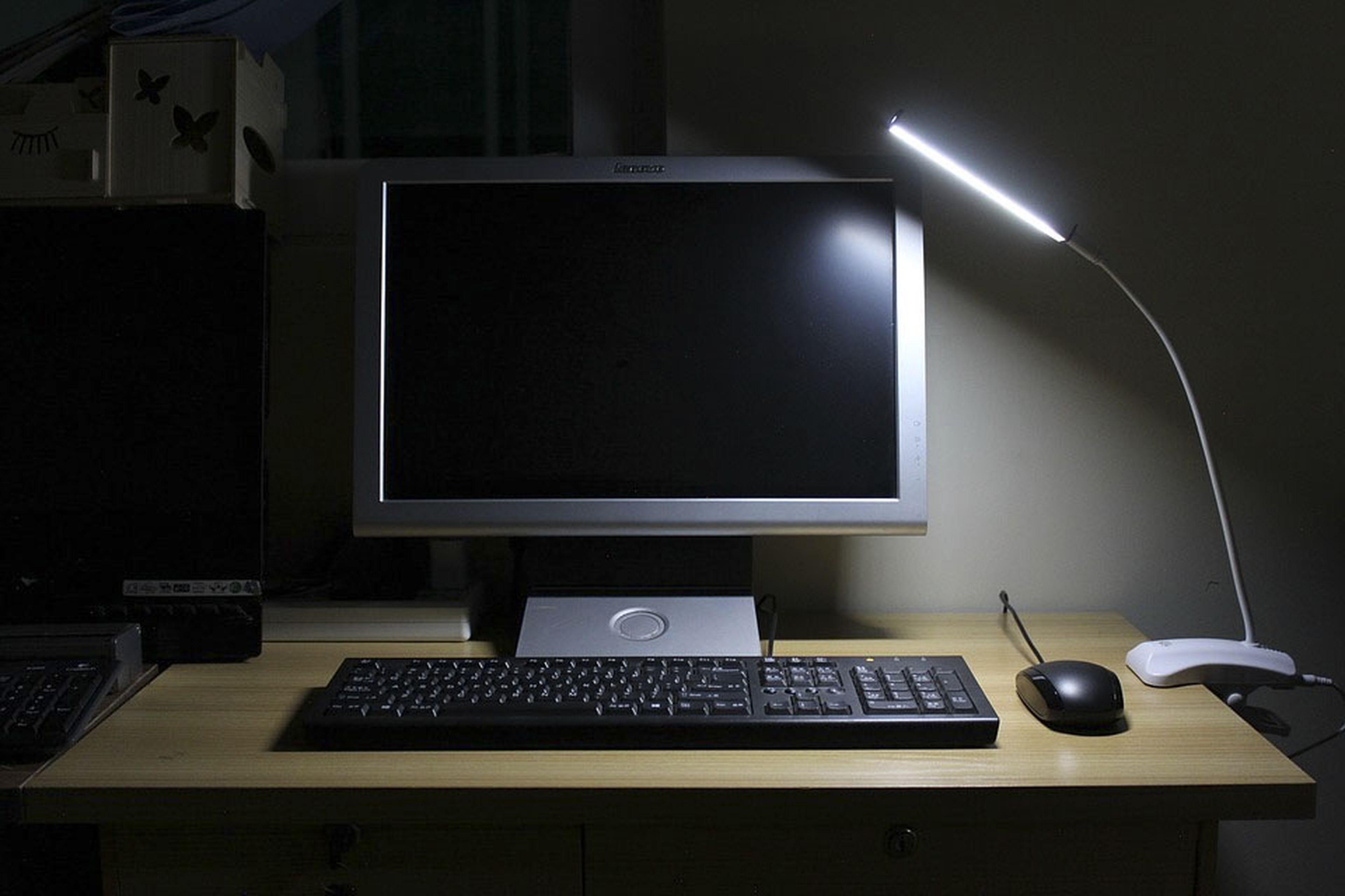 Офис черный экран. Монитор для компьютера. Выключить компьютер. Монитор компьютера на столе. Рабочее место с компьютером.