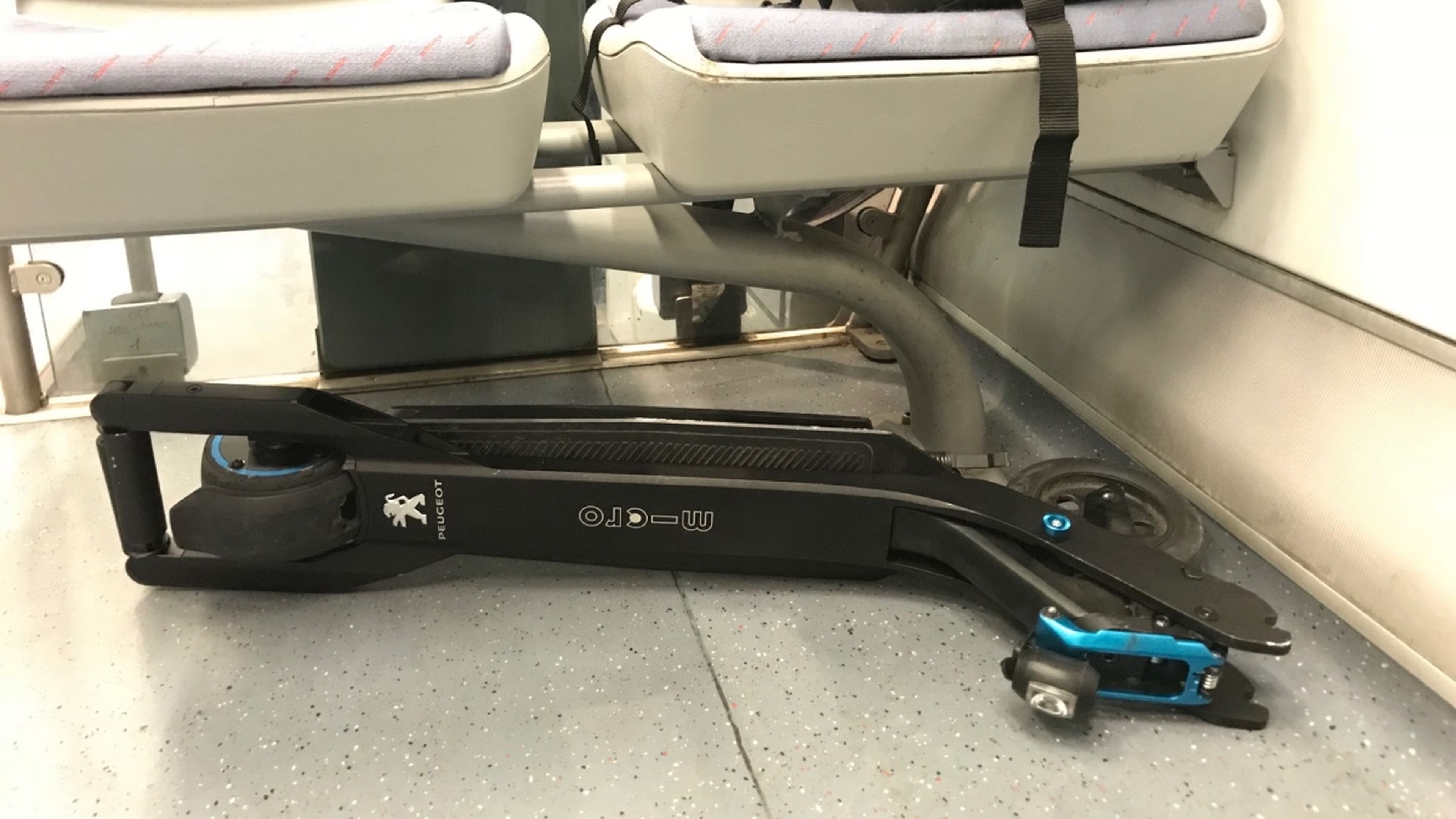 Al plegarse, el patín eléctrico cabe a la perfección en el maletero de cualquier coche o bajo los asientos del transporte público.