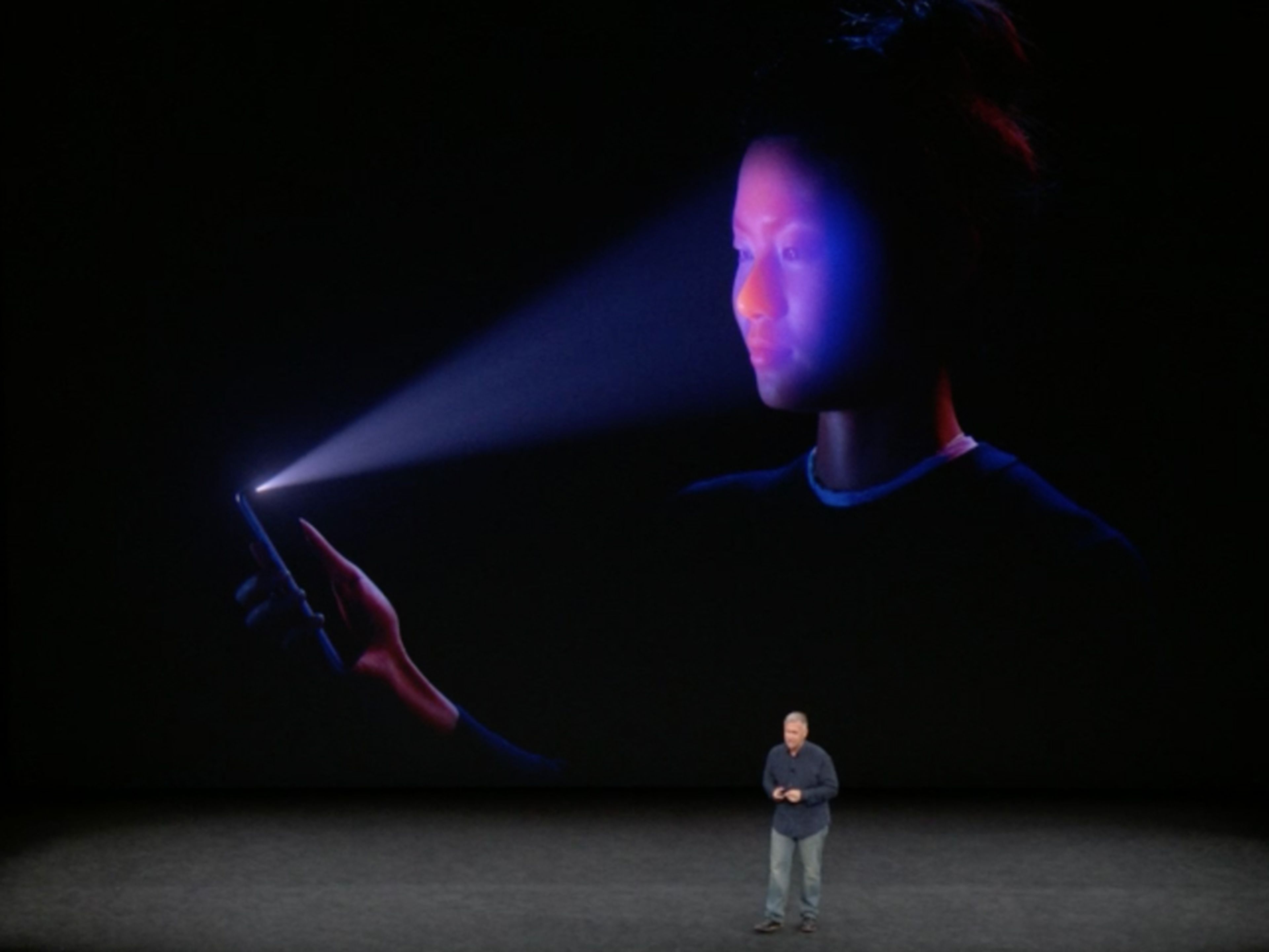 El vicepresidente senior de marketing mundial de Apple, Phil Schiller, presenta el Face ID del iPhone X.