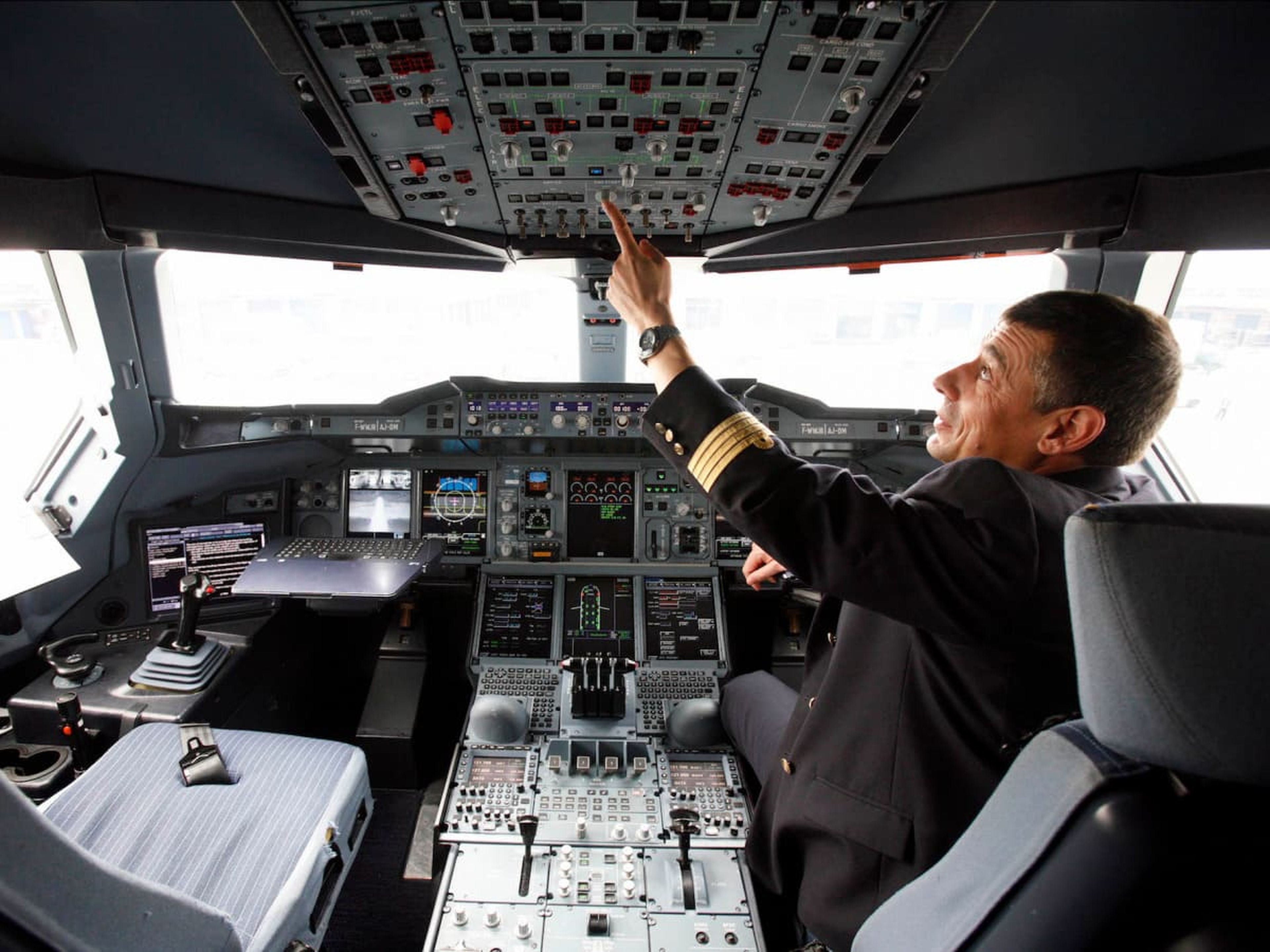 piloto en la cabina de un avion