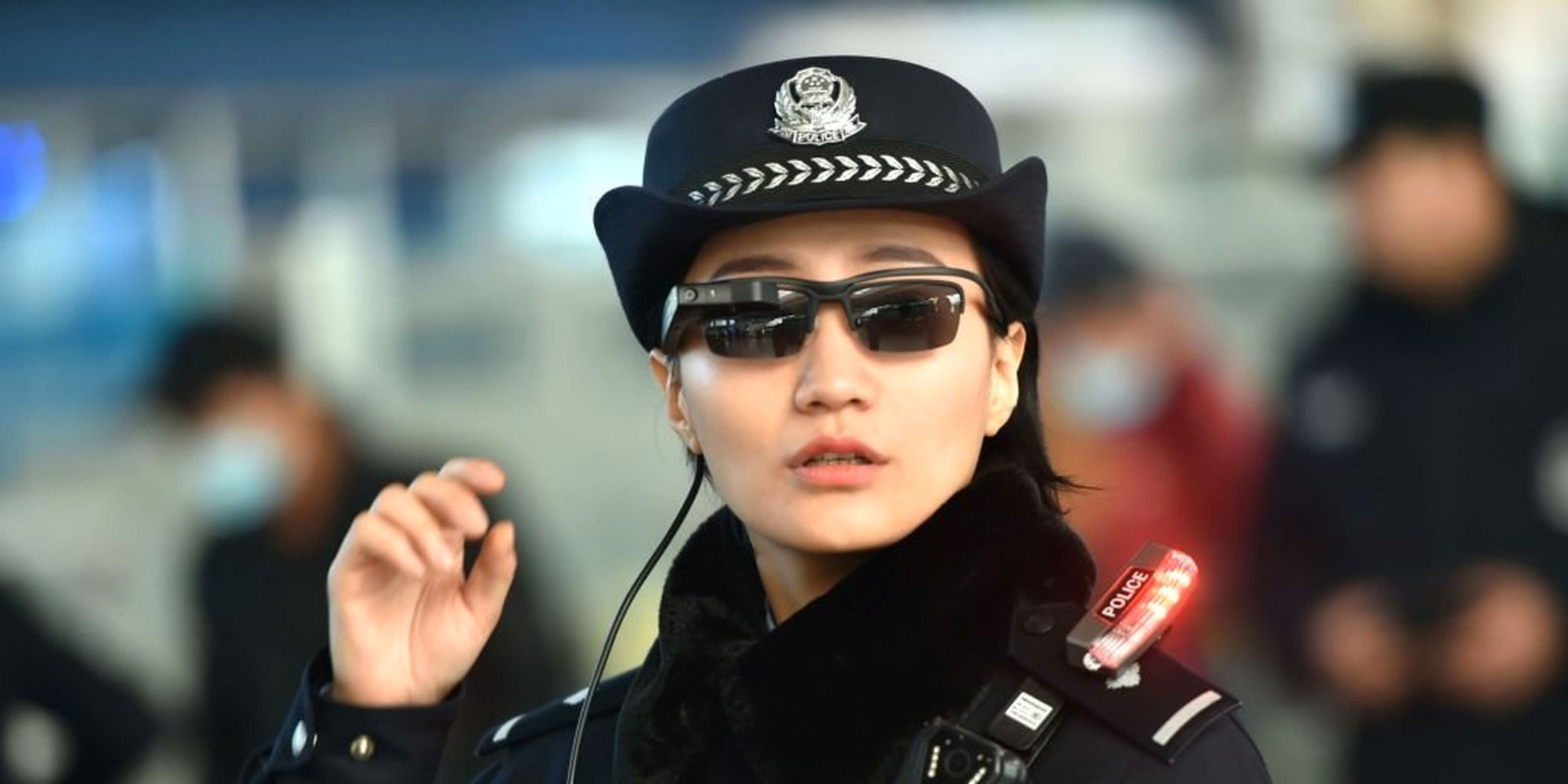 Esta fotografía tomada el 5 de febrero muestra a una agente de policía equipada con unas gafas inteligentes de reconocimiento facial en la estación de tren de Zhengzhóu.