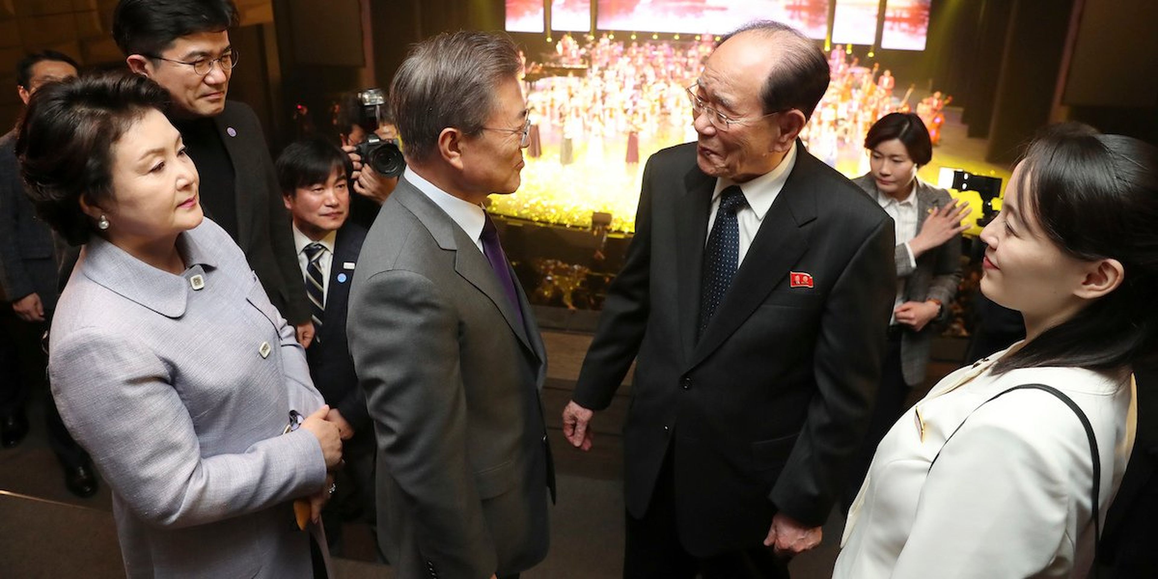 El presidente surcoreano Moon Jae-in –situado en el centro– conversa con el presidente honorífico de Corea del Norte, Kim Yong Nam, y la hermana del líder del país, Kim Yo Jong (situada a la derecha).