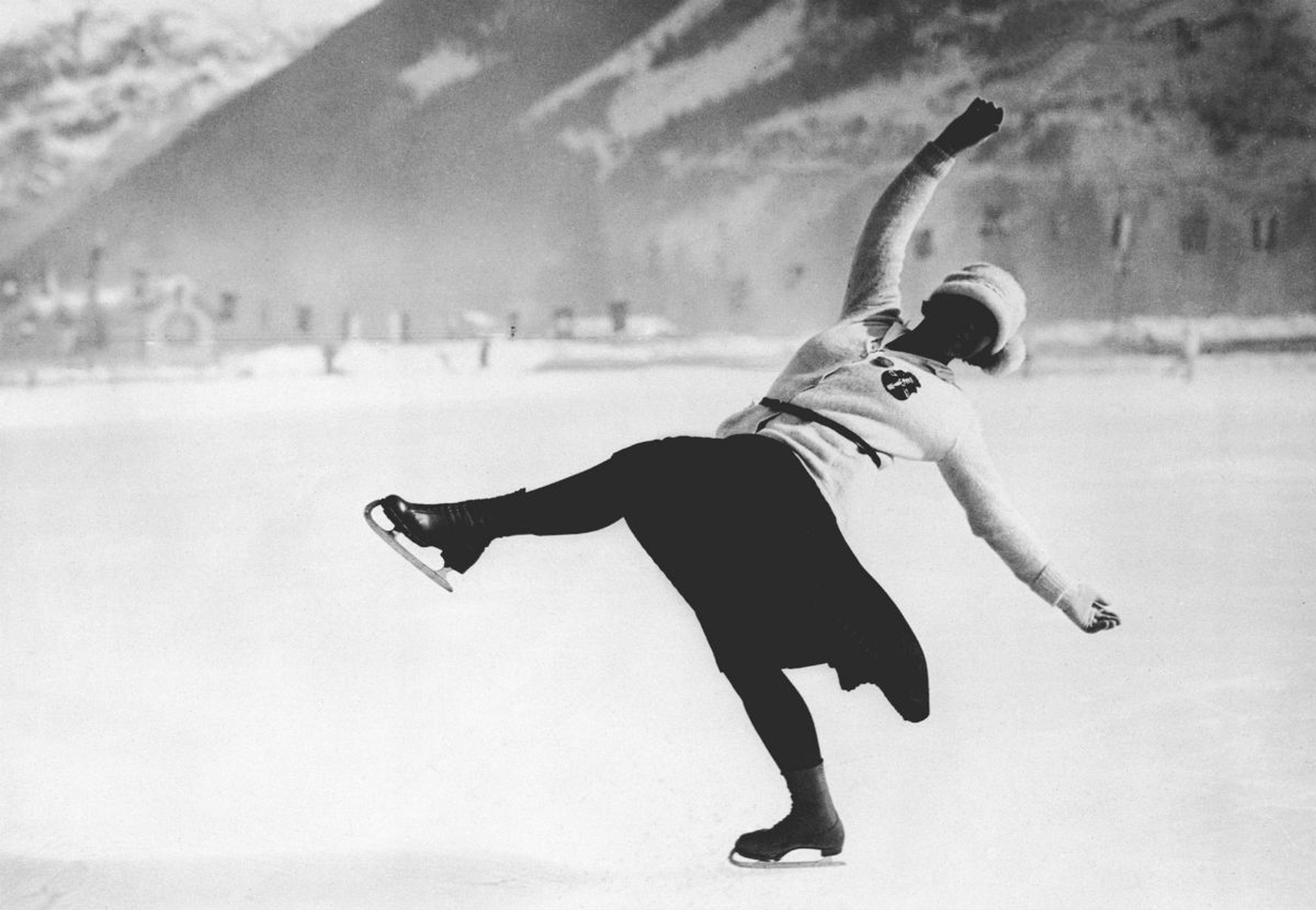 La atleta austriaca Herma Planck-Szabo compitiendo por el oro en patinaje artístico femenino en los Juegos Olímpicos de Invierno de Chamonix 1924.