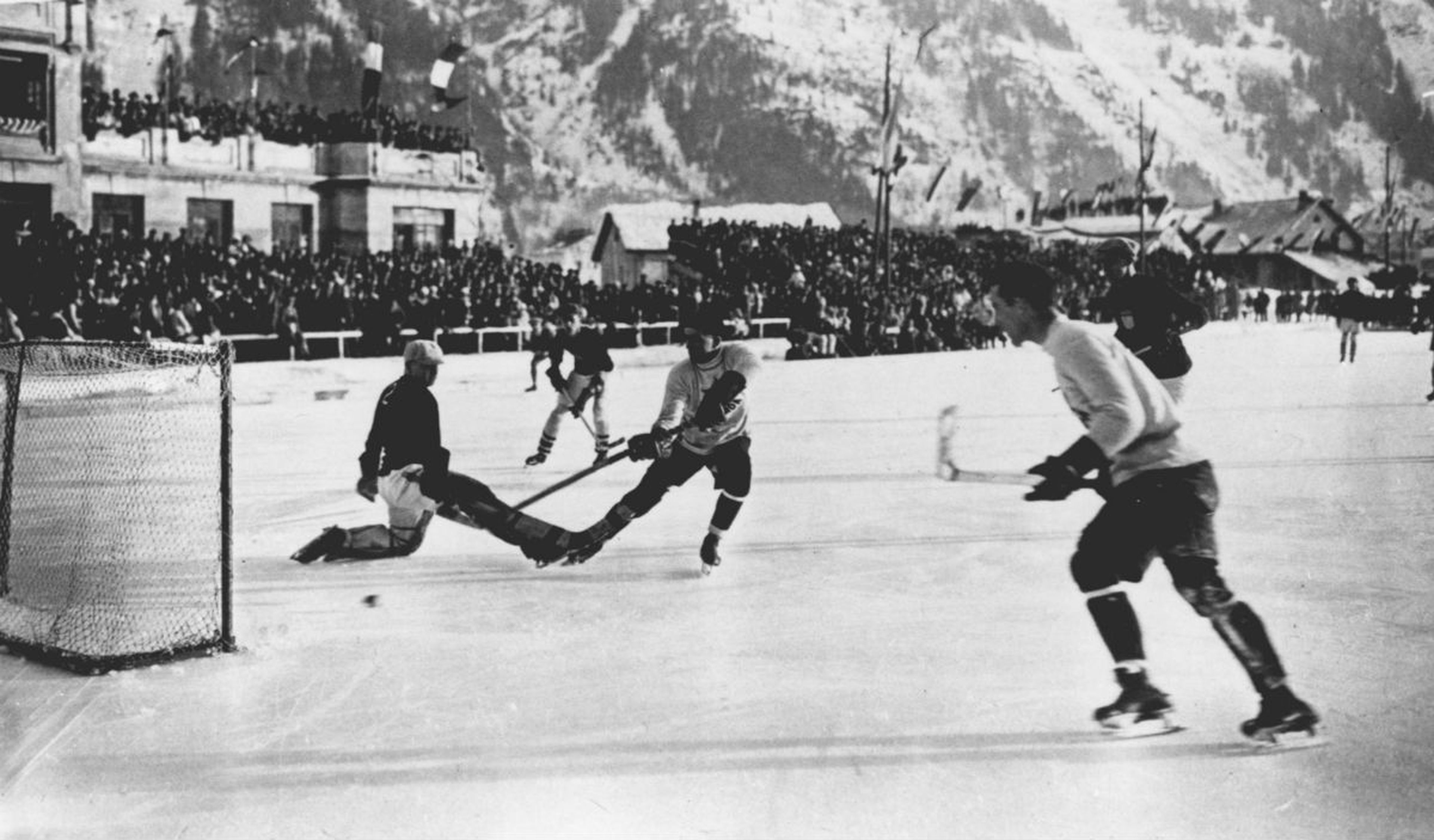 El equipo canadiense de hockey sobre hielo, el Toronto Granites, marca durante la final en la que venció a Estados Unidos por 6-1.
