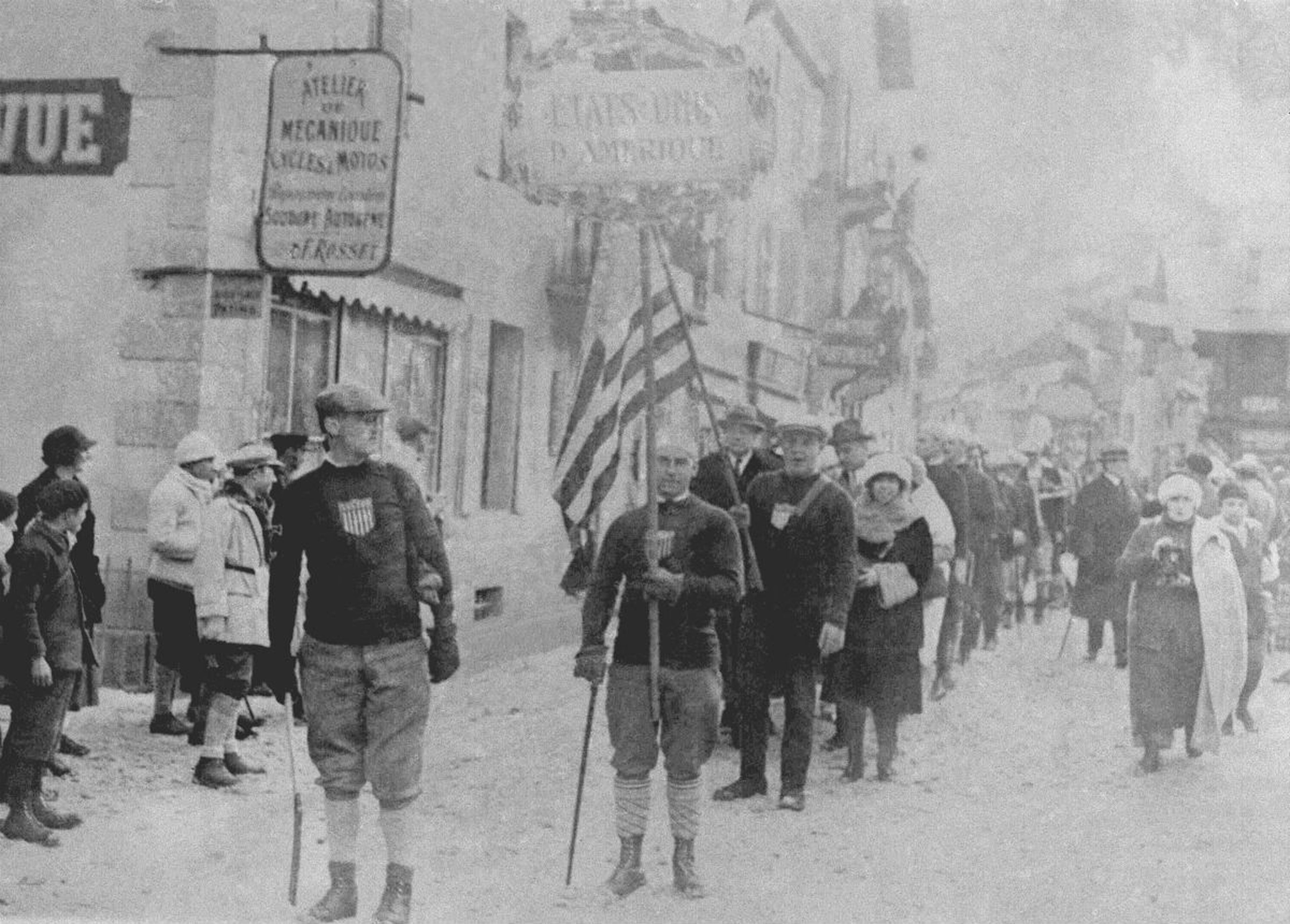 La delegación de Estados Unidos durante la apertura de los primeros Juegos Olímpicos de Invierno en Chamonix (Francia), en 1924.