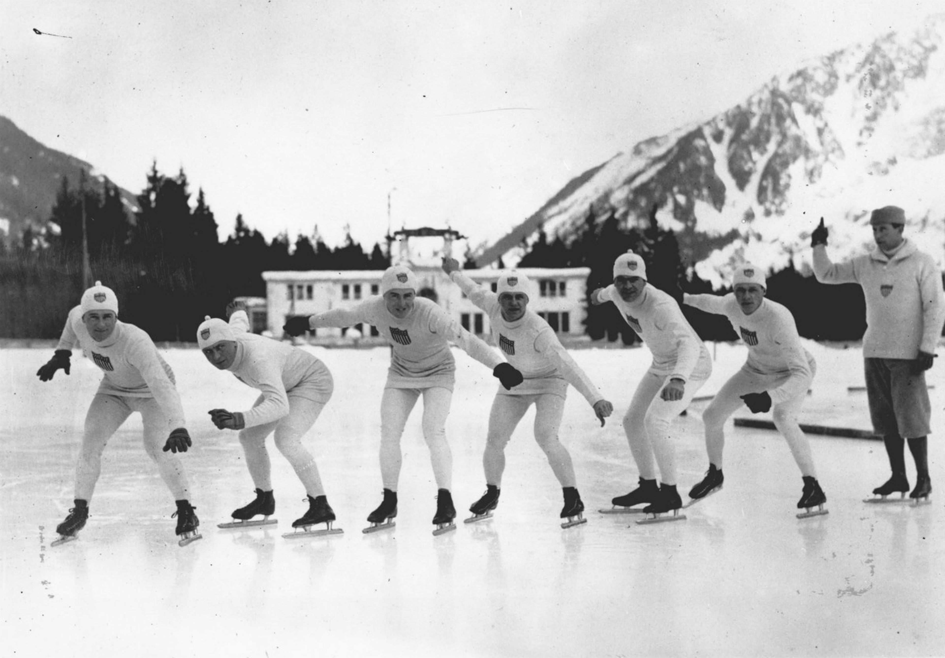 El equipo de patinaje sobre hielo de Estados Unidos practica en los Juegos de Invierno de Chamonix, en 1924.
