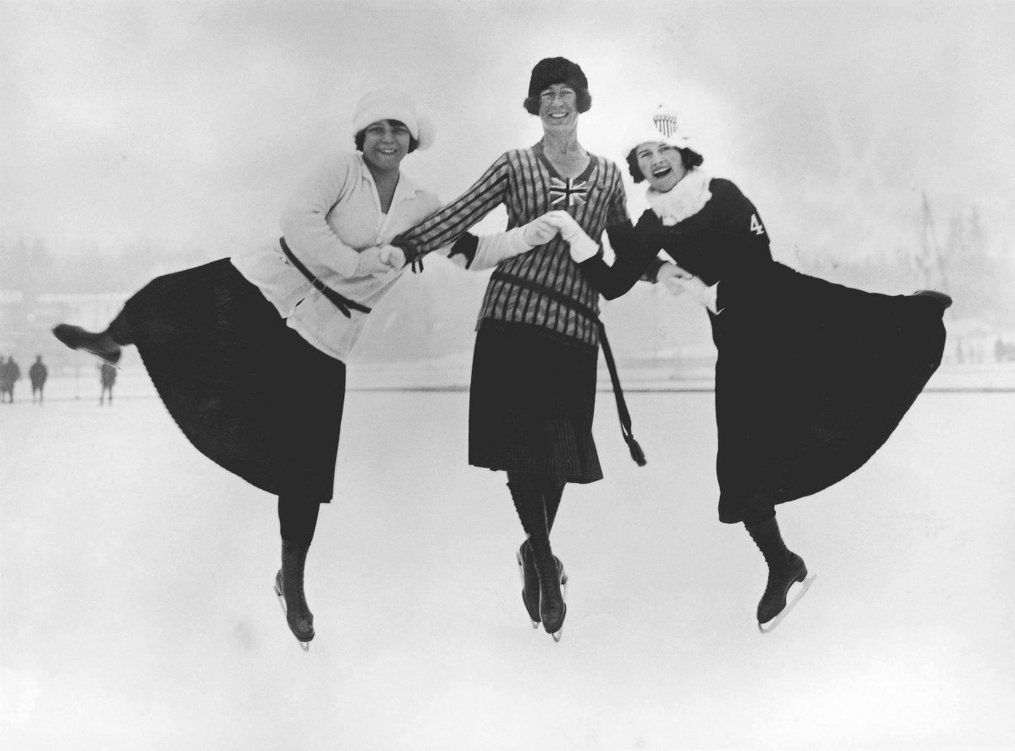 De izqd. a der., las patinadoras artísticas Herma Planck-Szabo (Hungría), Ethel Muckelt (Reino Unido) y Beatrix Loughran (Estados Unidos) fotografiadas en Chamonix (Francia) el 30 de enero de 1924.
