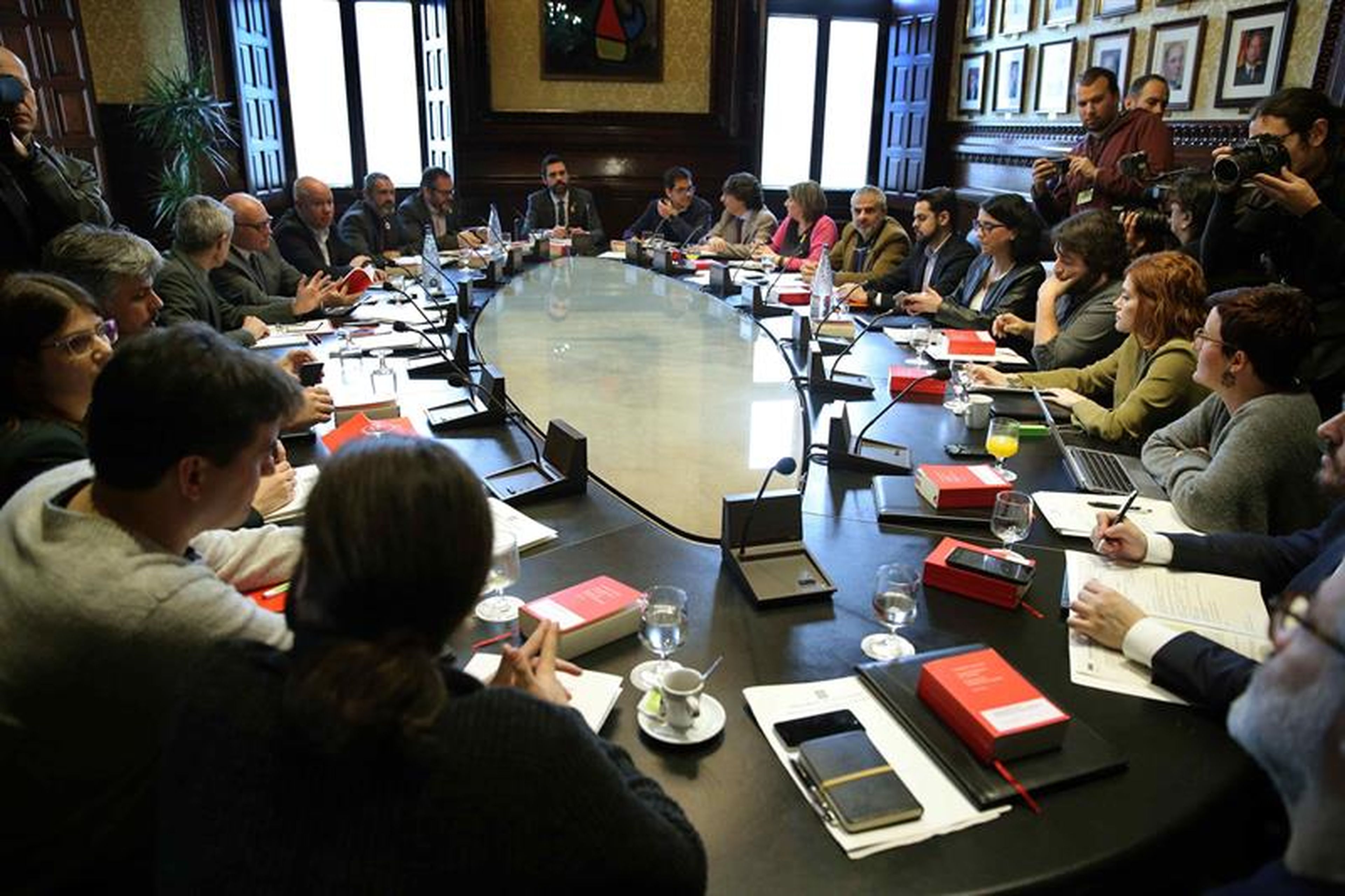 Roger Torrent, en el centro, preside la Junta de Portavoces del Parlamento de Cataluña de ayer, en la que se decidió pedir nuevos informes legales sobre la investidura de Puigdemont.
