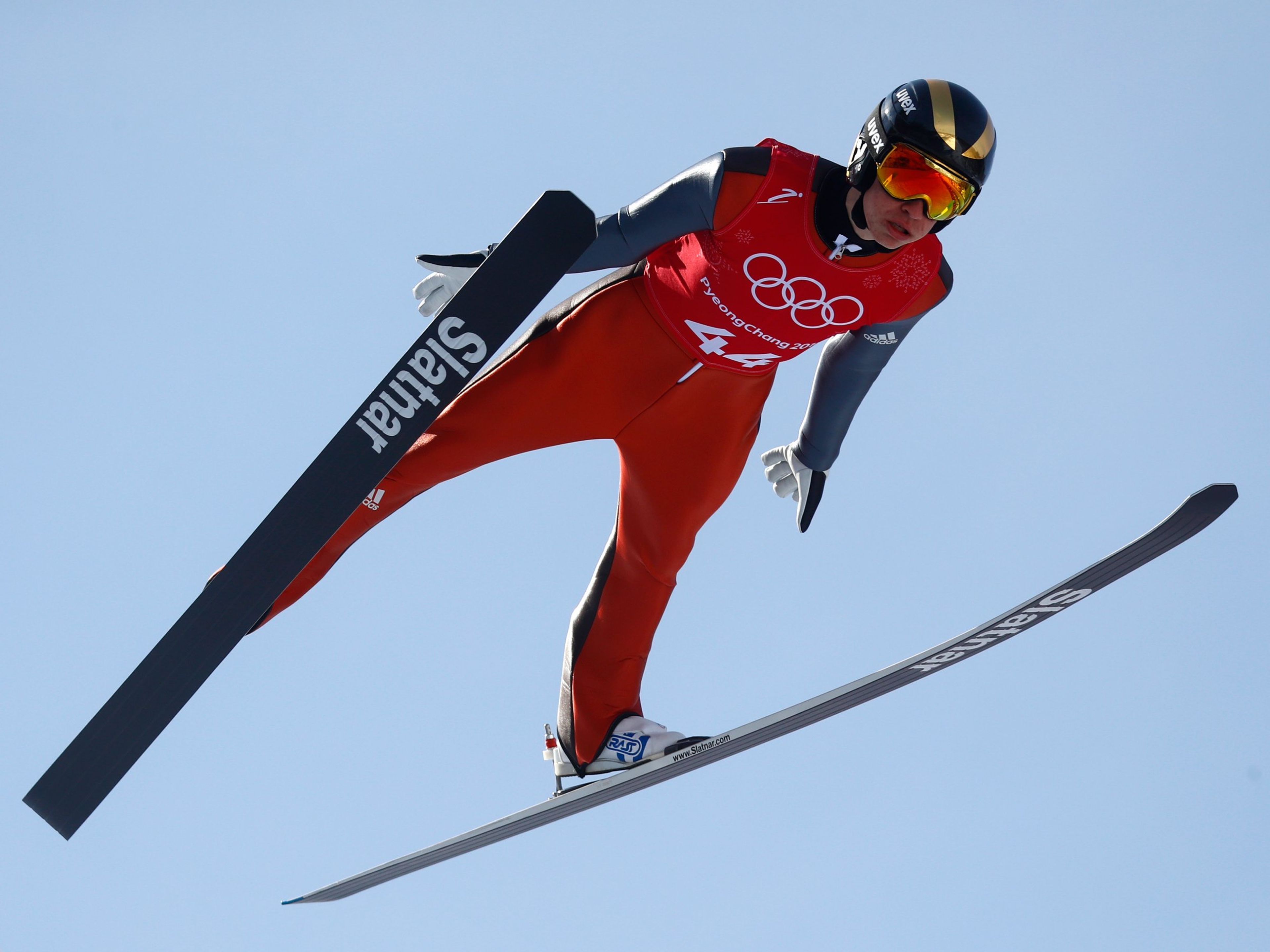 El saltador esloveno, Tilen Barton, entrenando para las Olimpiadas de Invierno 2018 en Pyeongchang.
