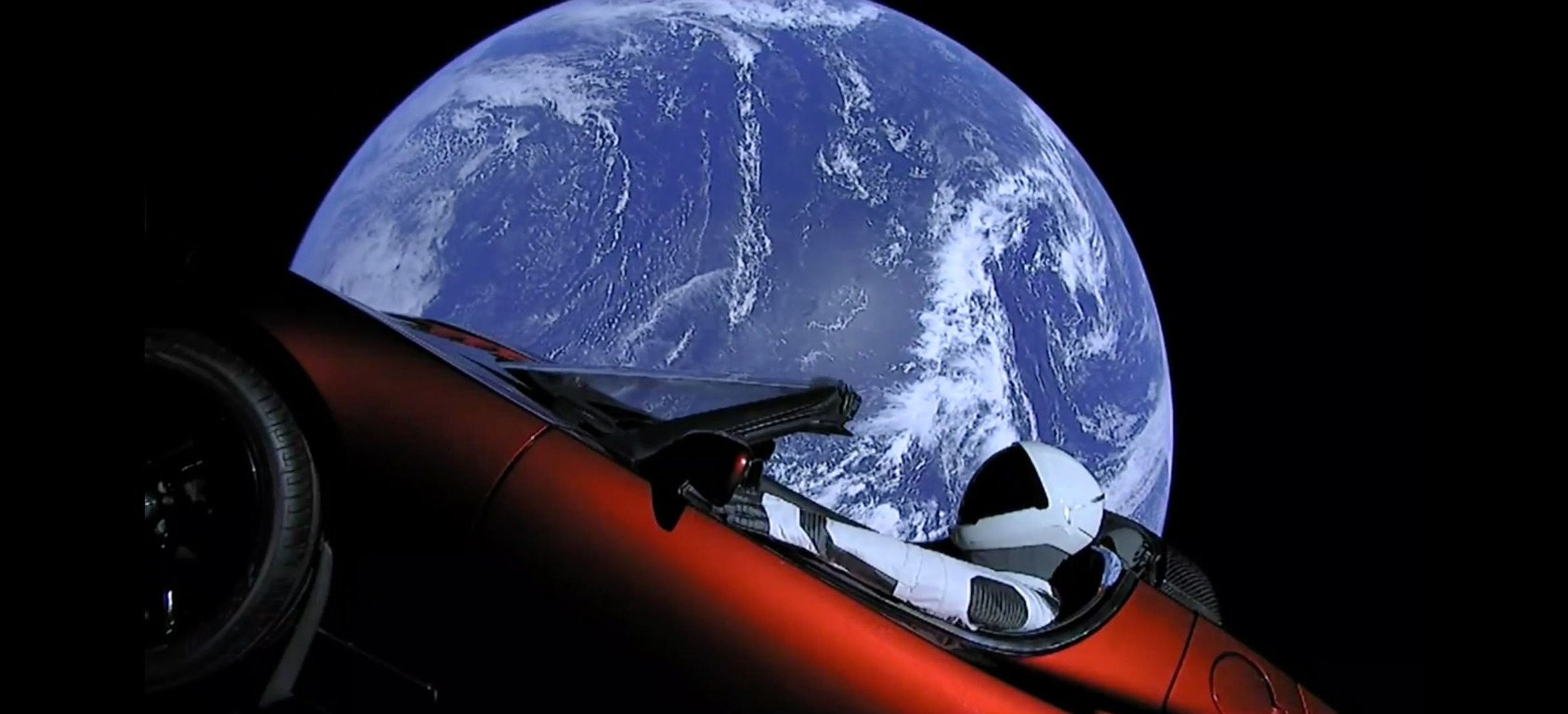 Starman y el Tesla Roadster viajan por el espacio.