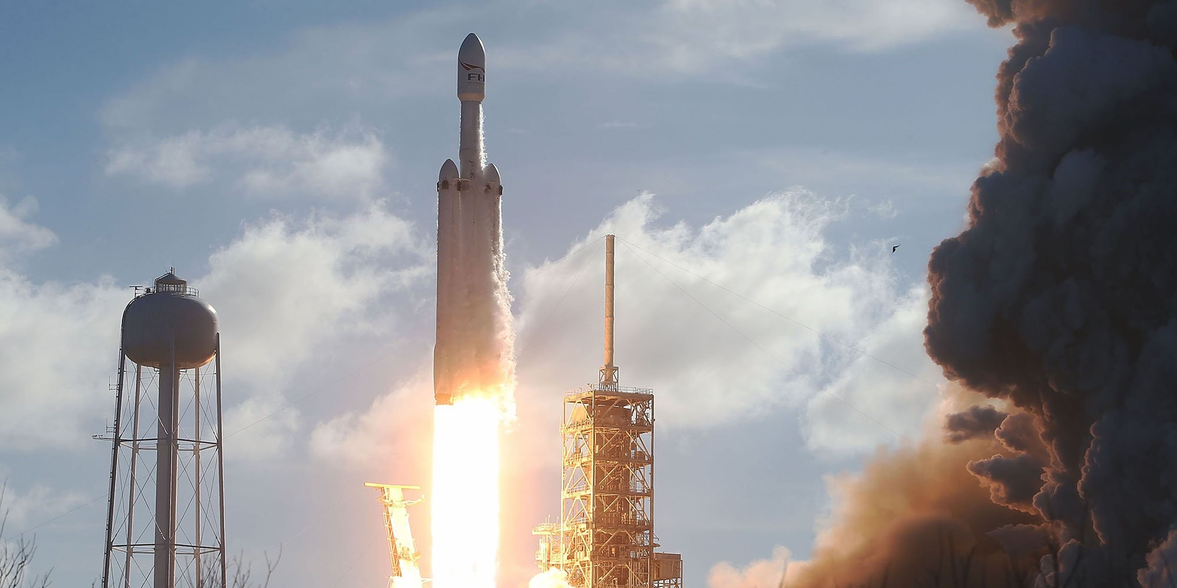 Despegue del cohete Falcon Heavy de Space X de la plataforma de lanzamiento 39A en el Centro Espacial Kennedy el 6 de febrero de 2018 en cabo Cañaveral, Florida.