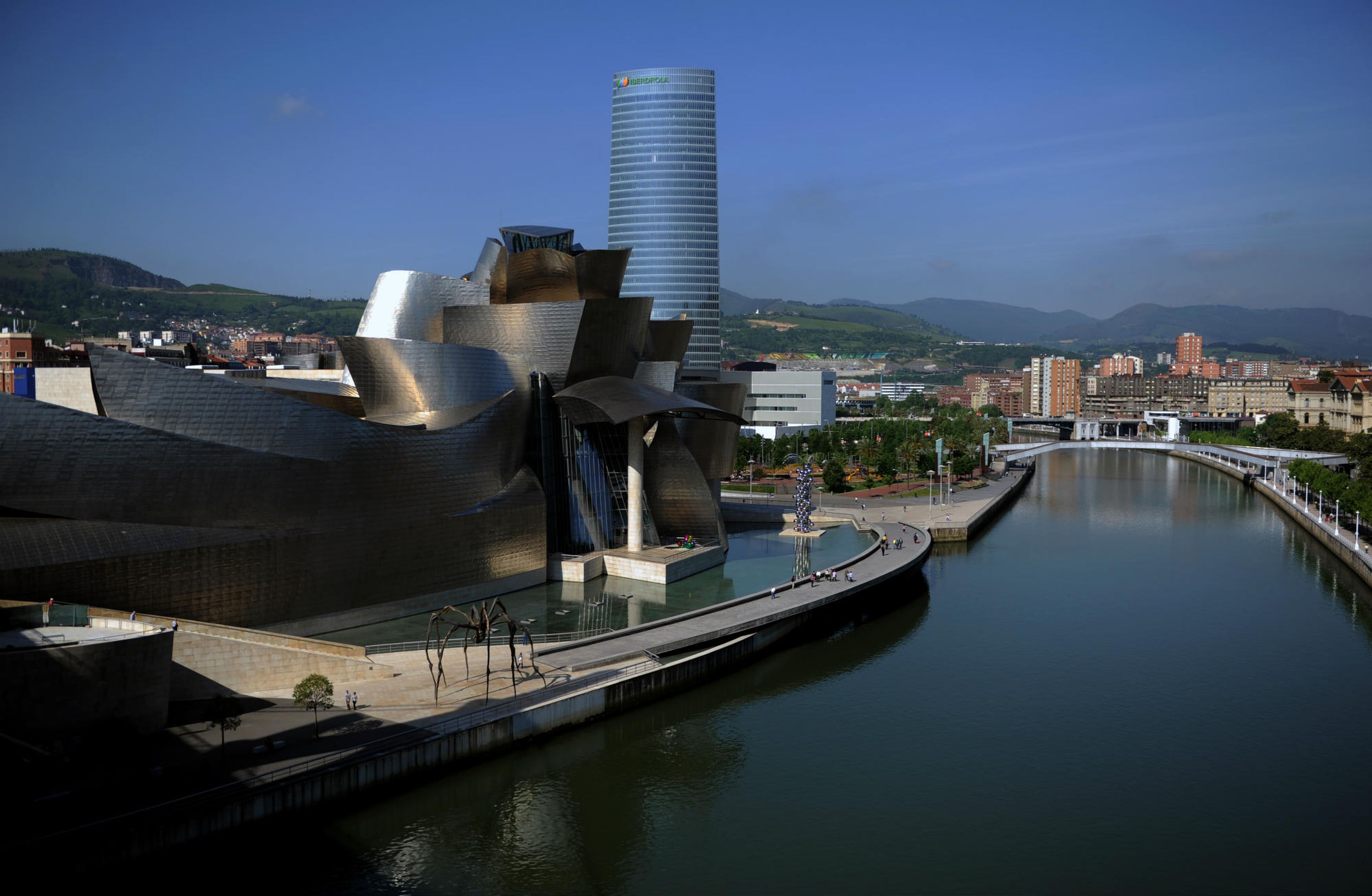 Torre Iberdrola en Bilbao detrás del museo Guggenheim.
