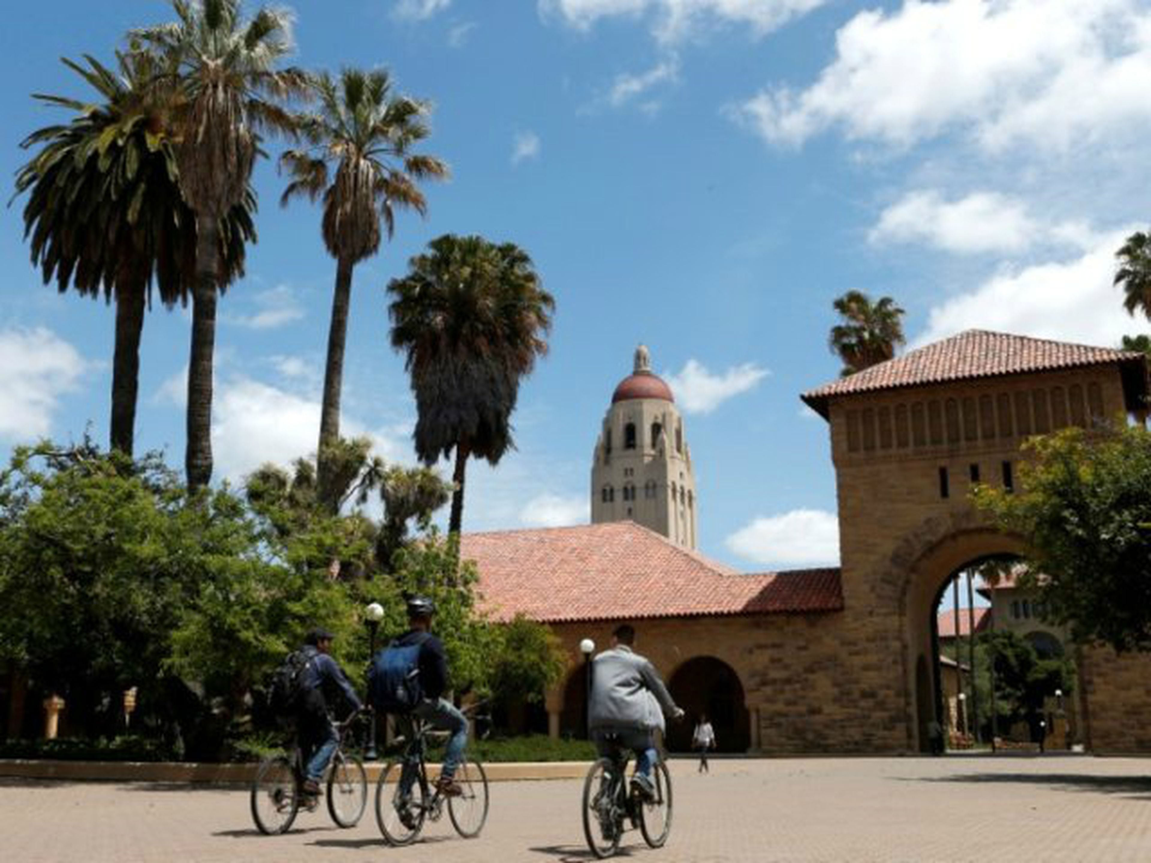 Unas personas circulan en bici por el patio principal del campus de la Universidad de Stanford (EE. UU.).
