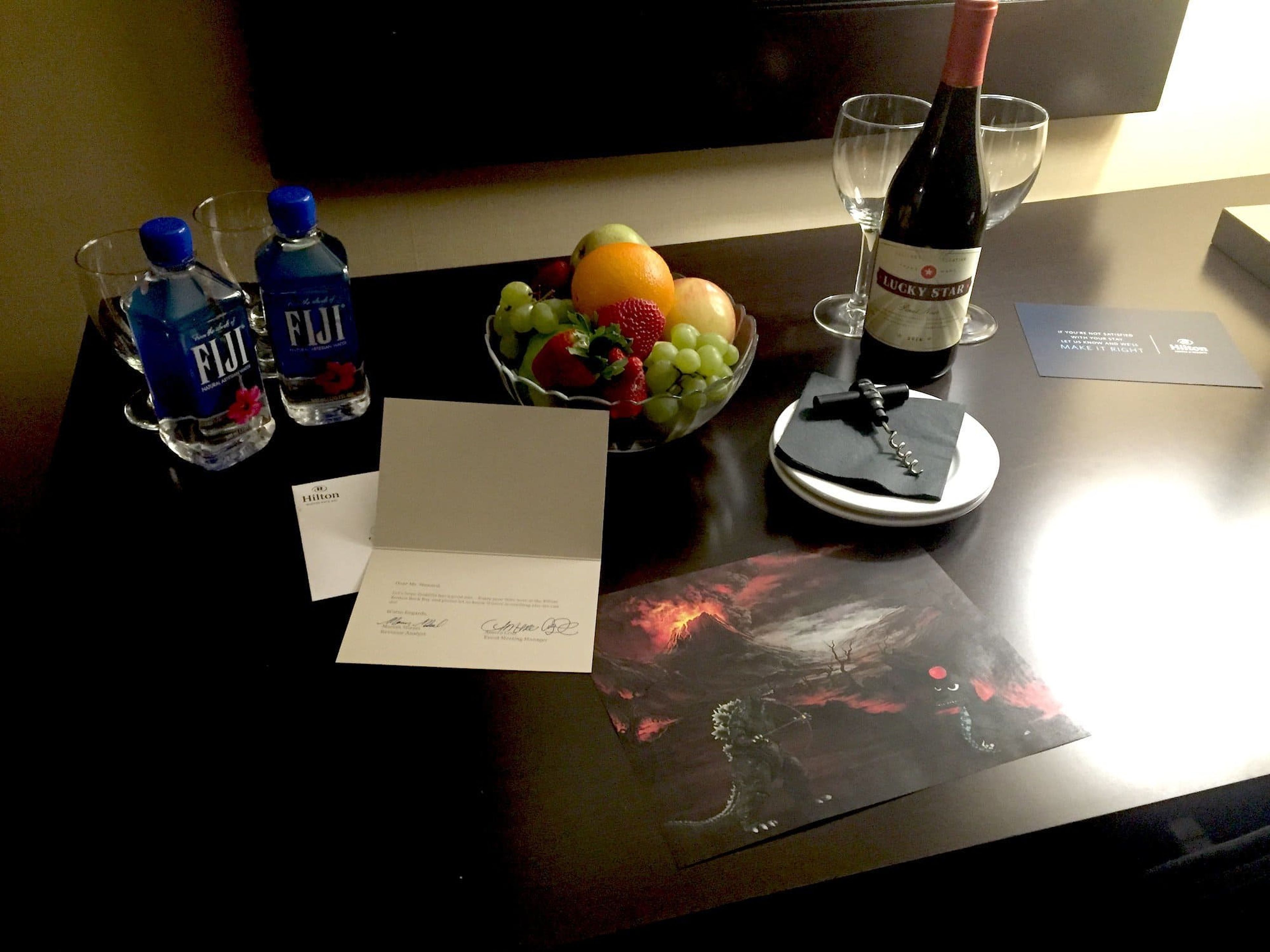 Vino fruta y dibujo de Godzilla en un hotel Hilton