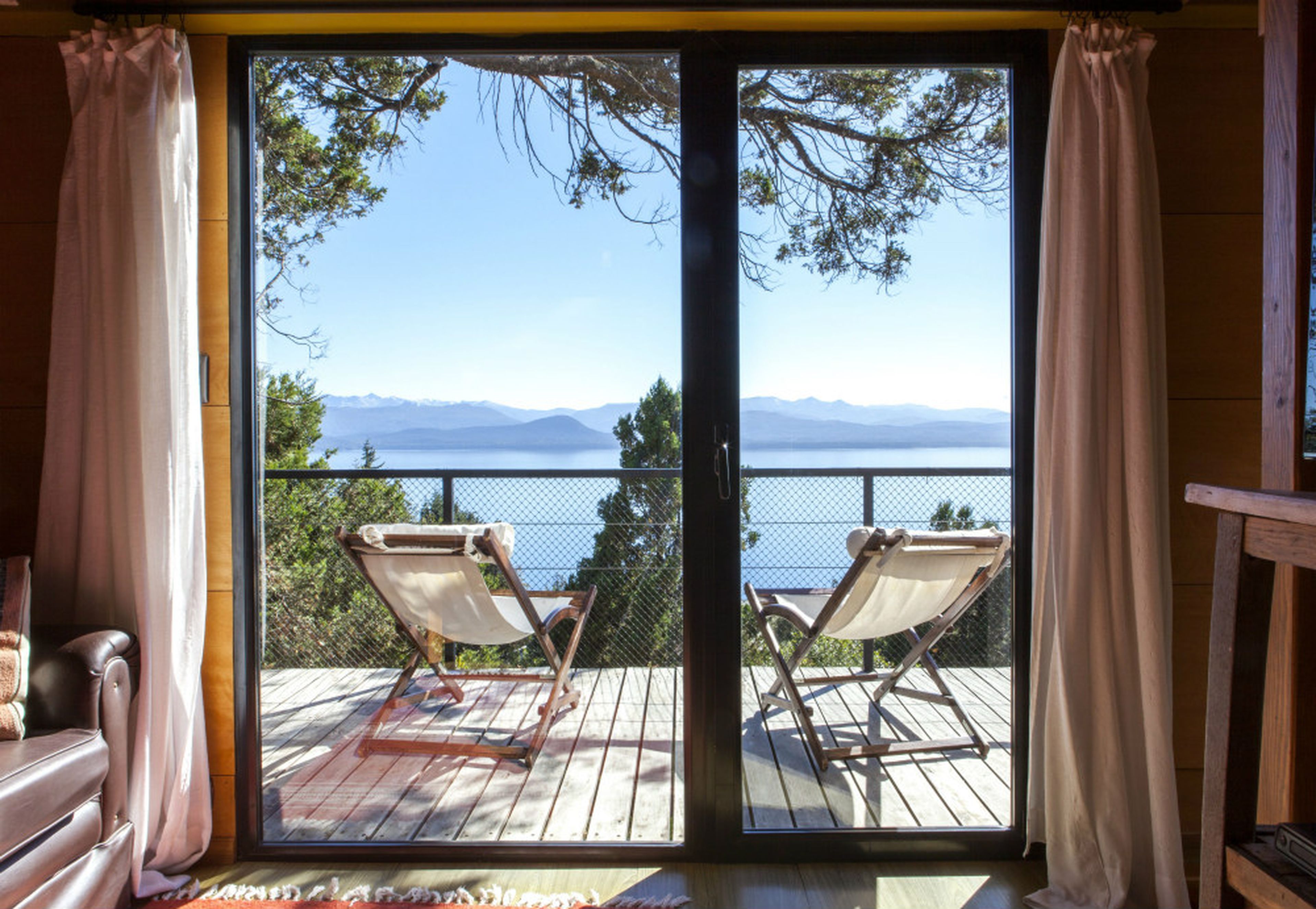 Vistas al lago desde una casa en alquiler en Airbnb en Argentina.