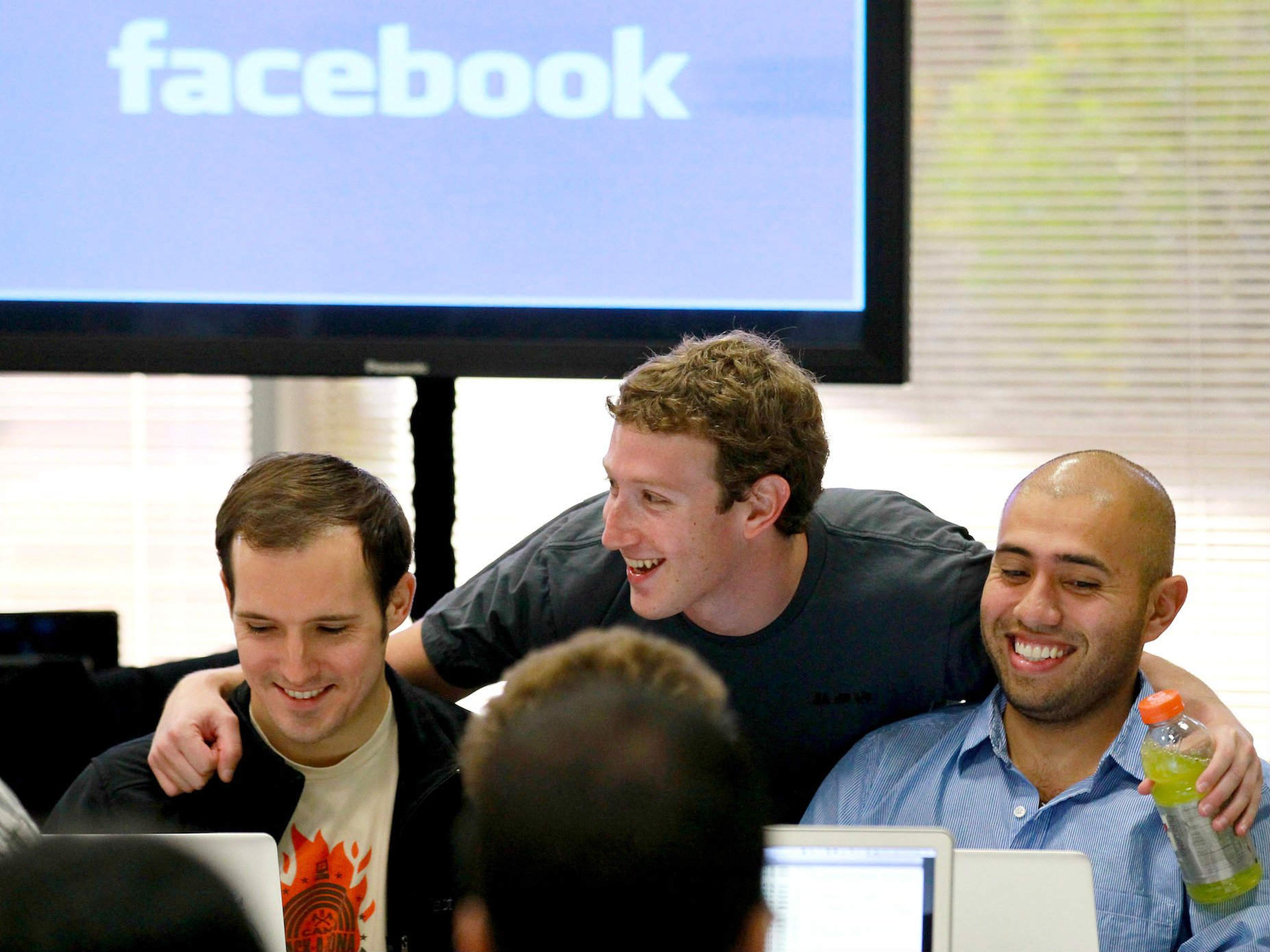 En el centro de la imagen, el cofundador y director ejecutivo de Facebook, Mark Zuckerberg.