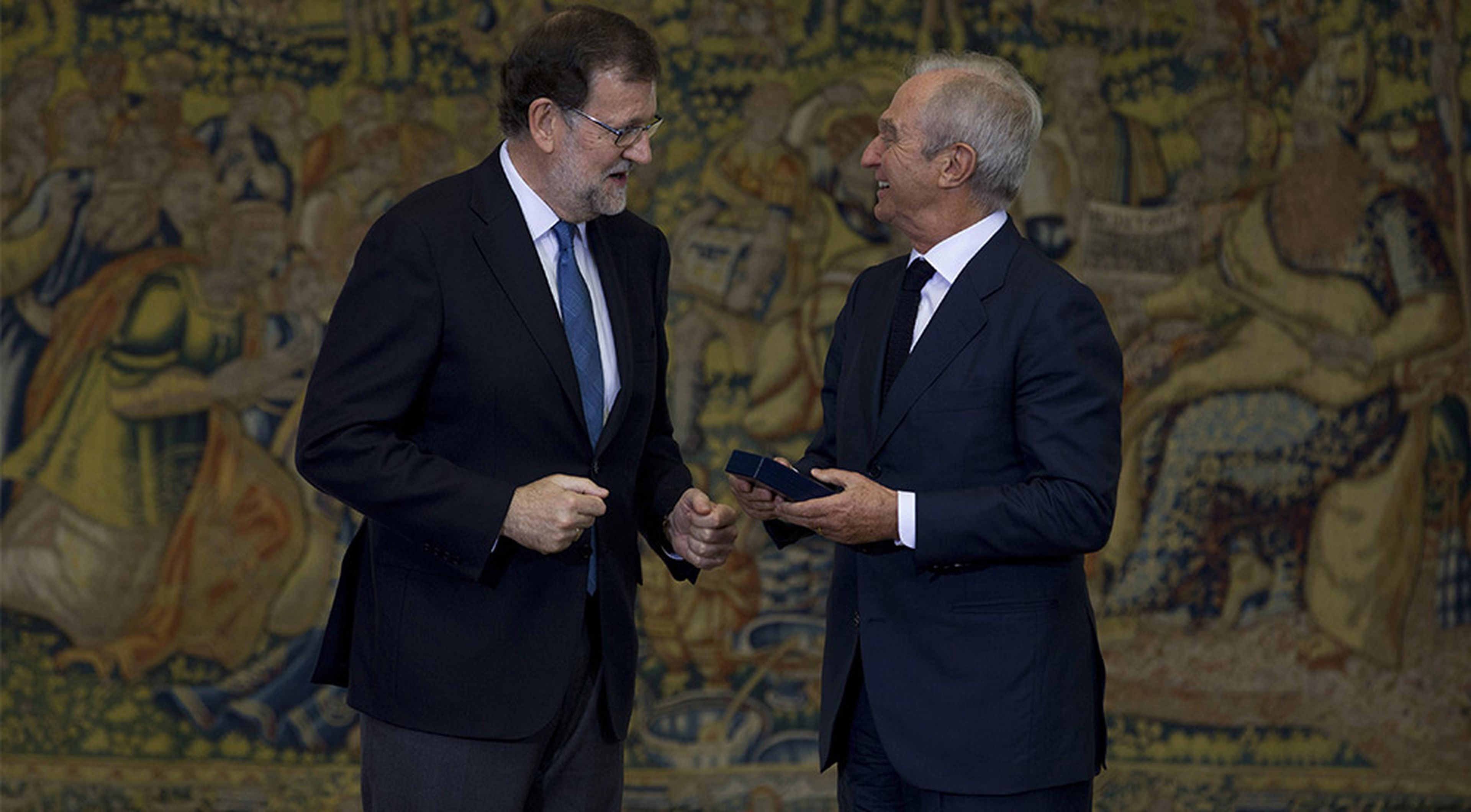Alberto Palatchi (derecha) recibe la Medalla de Oro al Mérito en el Trabajo de manos de Mariano Rajoy.