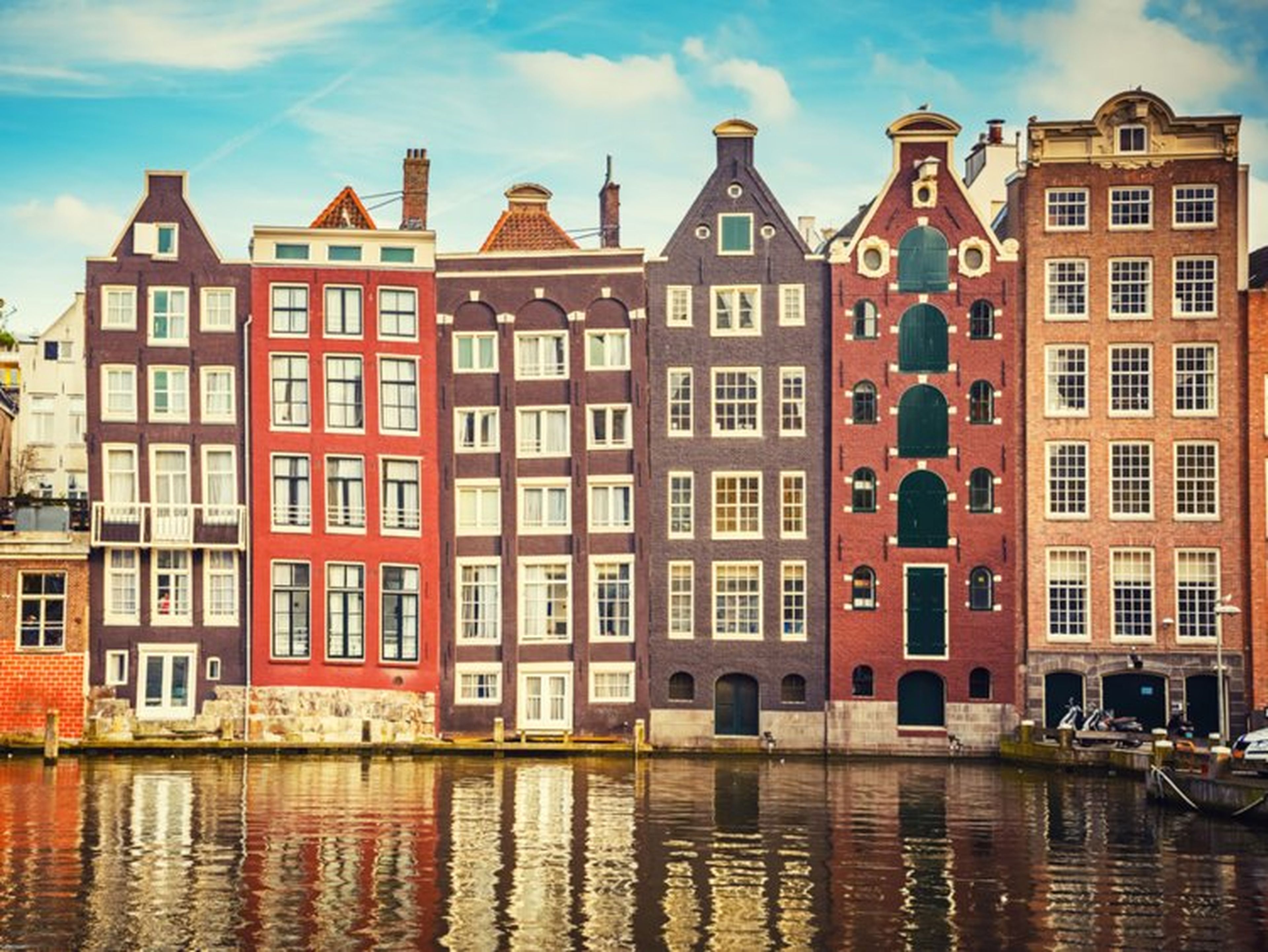 Casas históricas en el Río Amstel, en Amsterdam